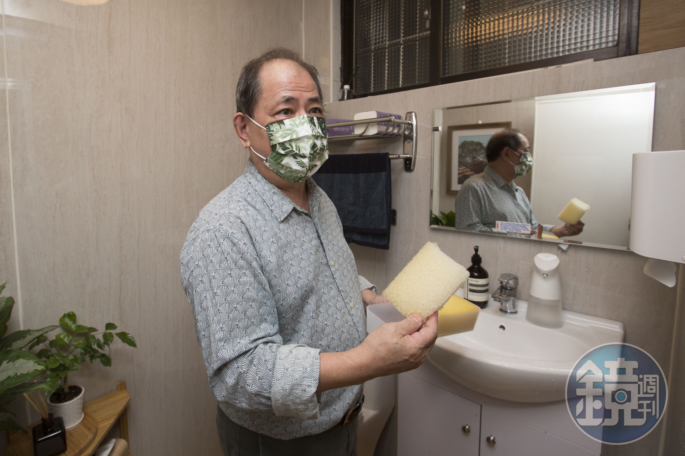 明紳的戶外座墊泡棉都選用quick dry foam，水可以直接穿透泡棉排掉，更快乾。