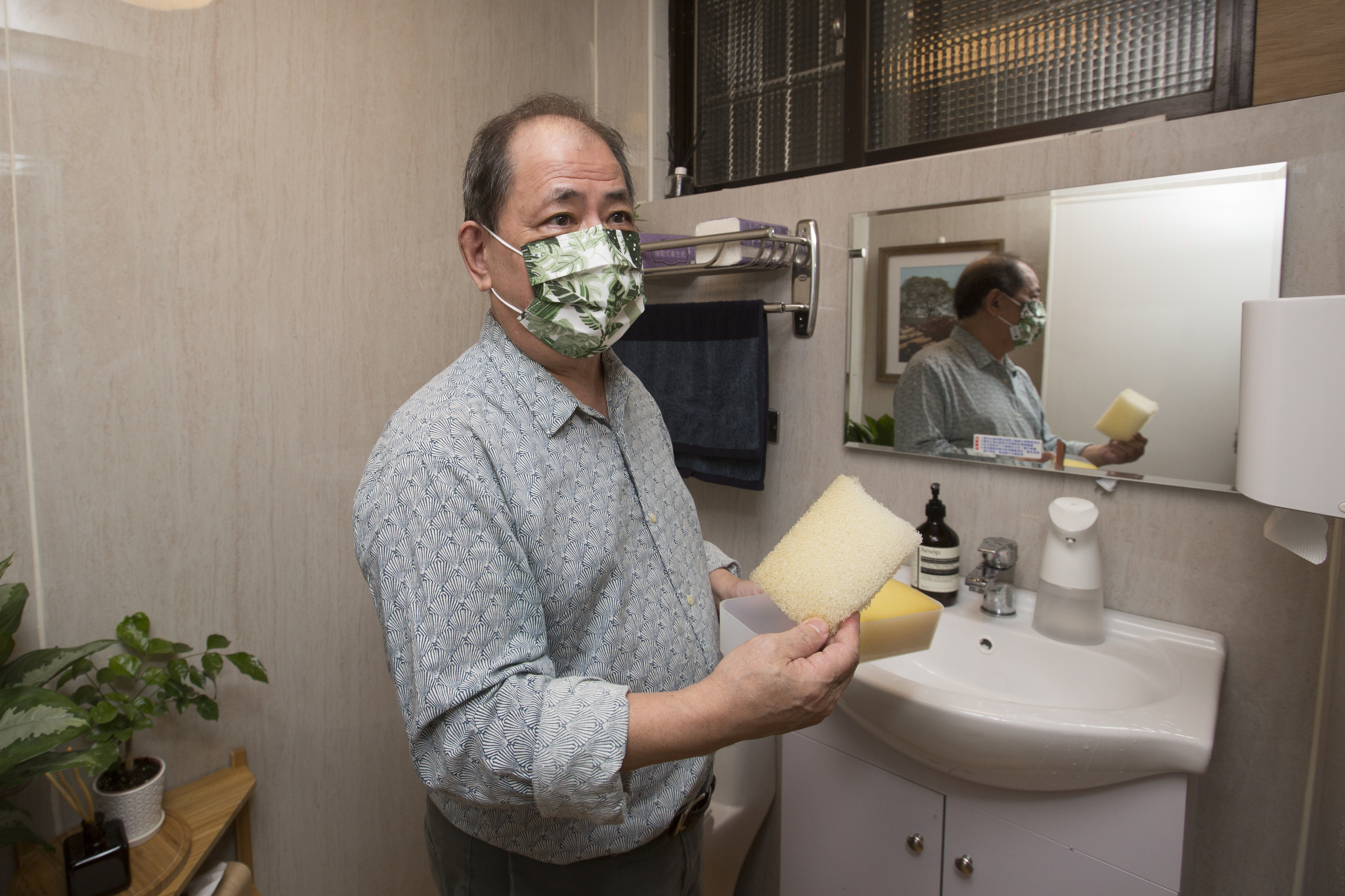 明紳的戶外座墊泡棉都選用quick dry foam，水可以直接穿透泡棉排掉，更快乾。