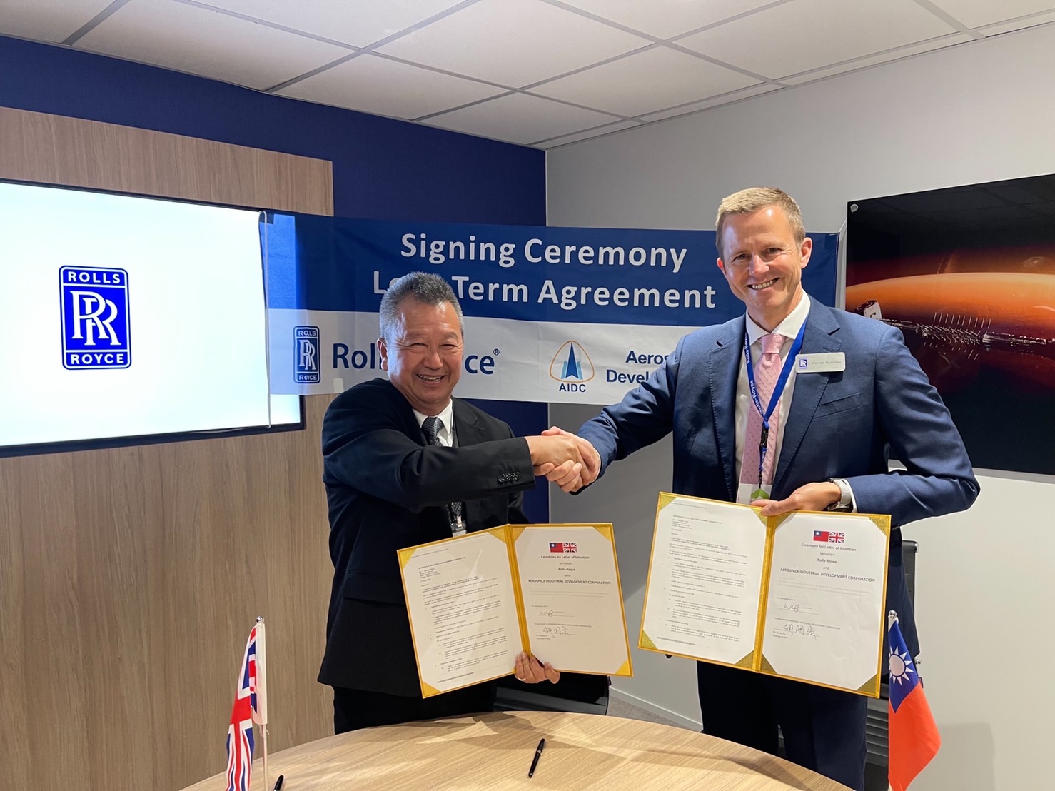 漢翔胡開宏董事長（左）與勞斯萊斯公司首席採購長Mr. Warrick Mathews（右）簽署7年長期合作意向書，為雙方業務合作創下新的里程碑。（漢翔提供）