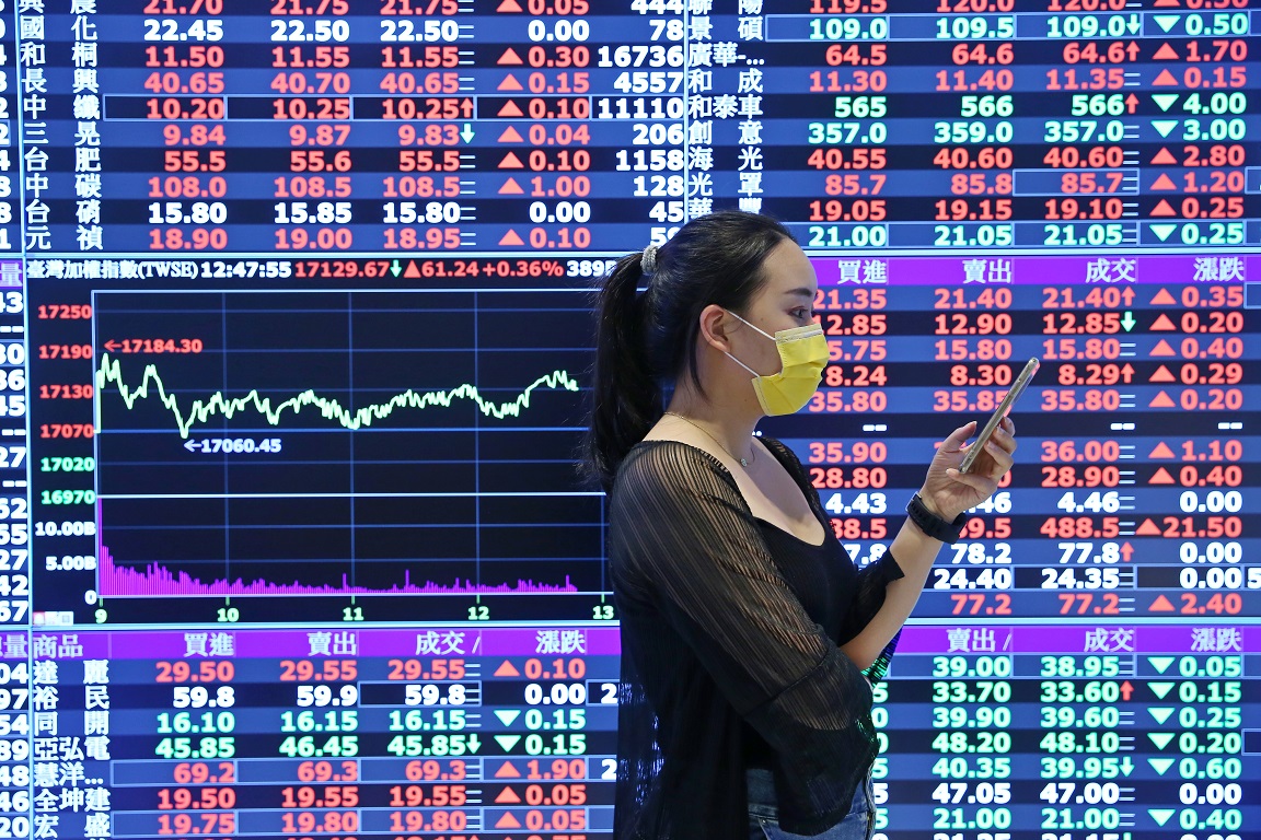 逢低買進巴菲特心法，存好股選好債，抗震追成長。（資料照片）