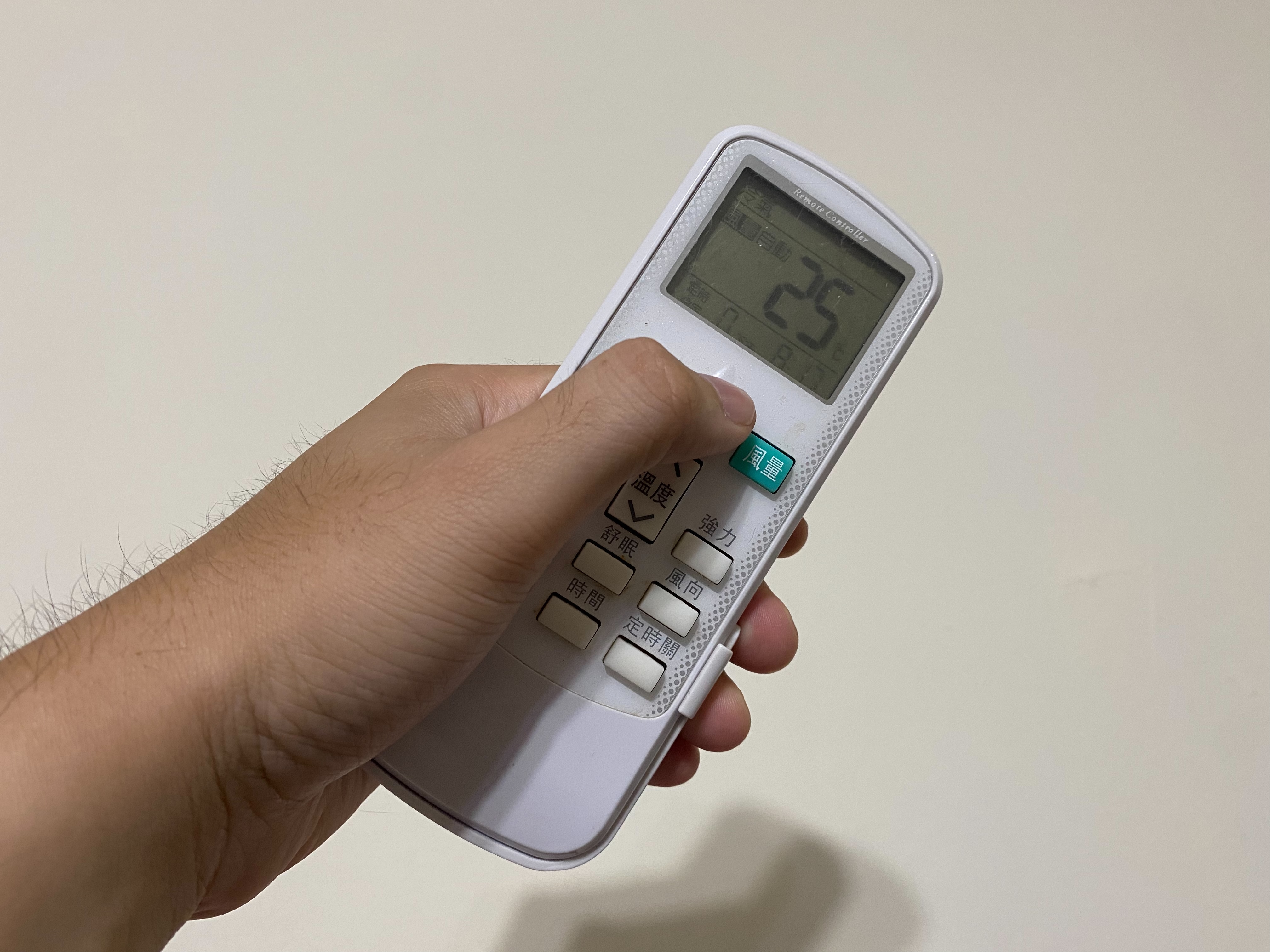 夏天高溫讓人難以忍受，不少人回到家都會馬上打開冷氣降溫。（示意圖，讀者提供）