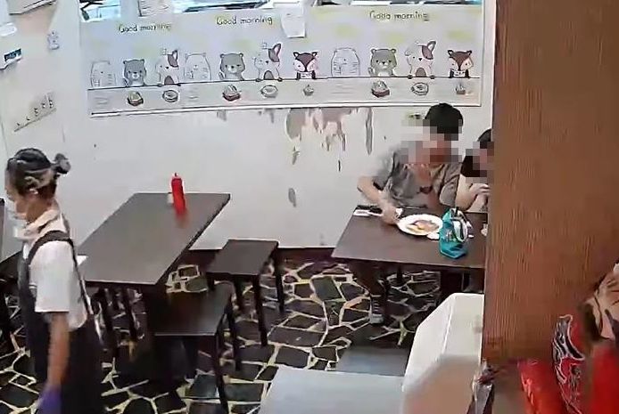兩人接受店家重新做一份餐點,看起來並無異樣。(翻攝爆料公社)