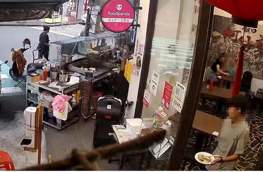 情侶發現蚵仔煎內有蟲,上前和老闆娘反應。(翻攝爆料公社)