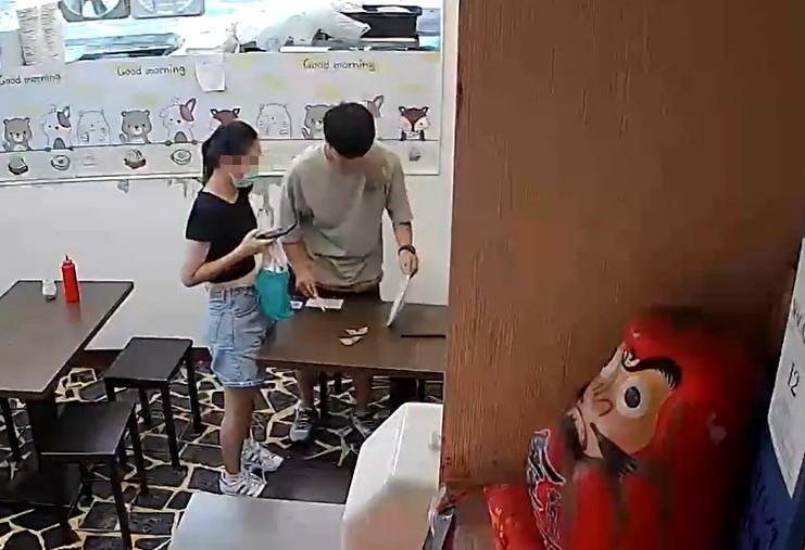 老闆娘將兩人追回店內,要他們清理乾淨。(翻攝爆料公社)