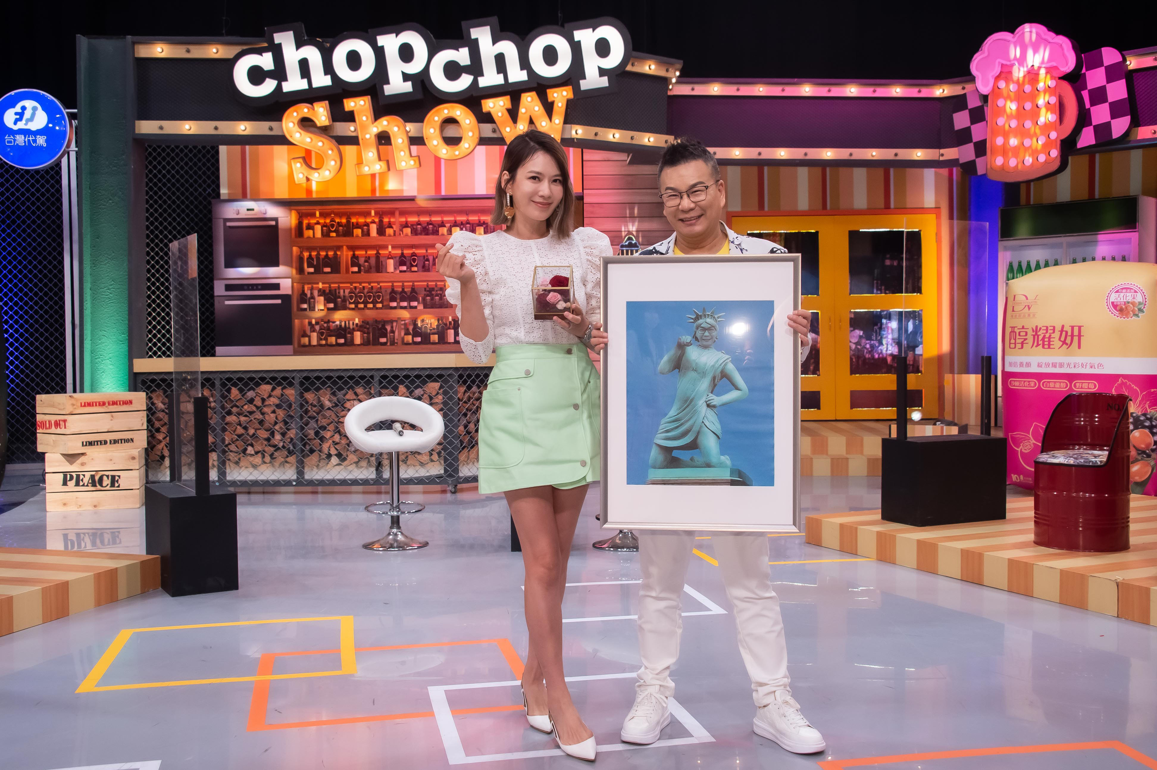 Melody（左起）返美探親告假節目今復工與搭檔沈玉琳進棚錄影。（TVBS提供）