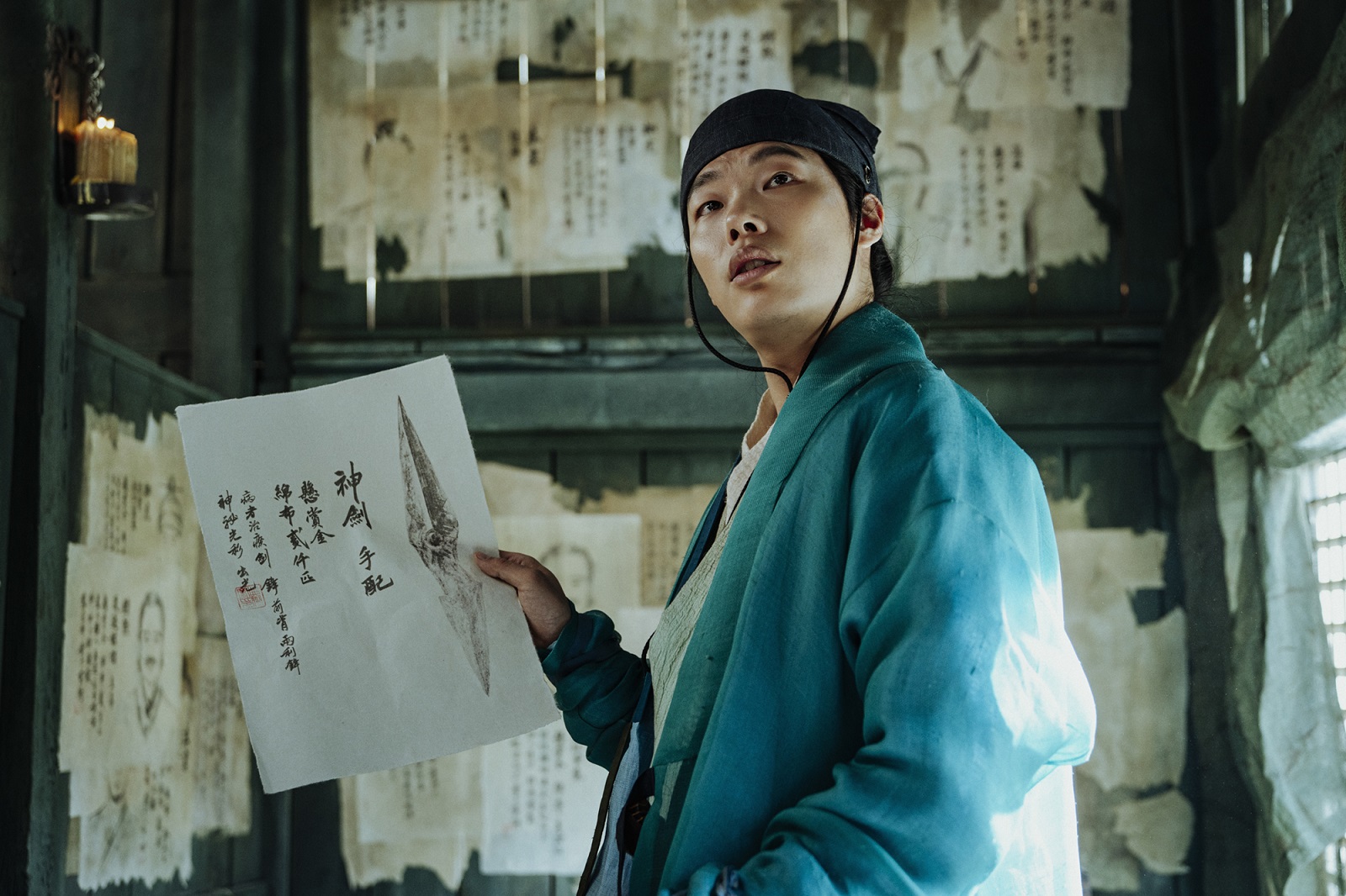 柳俊烈在《外星+人》中飾演四不像道士「無勒」,有不少武俠動作戲。(車庫娛樂提供)