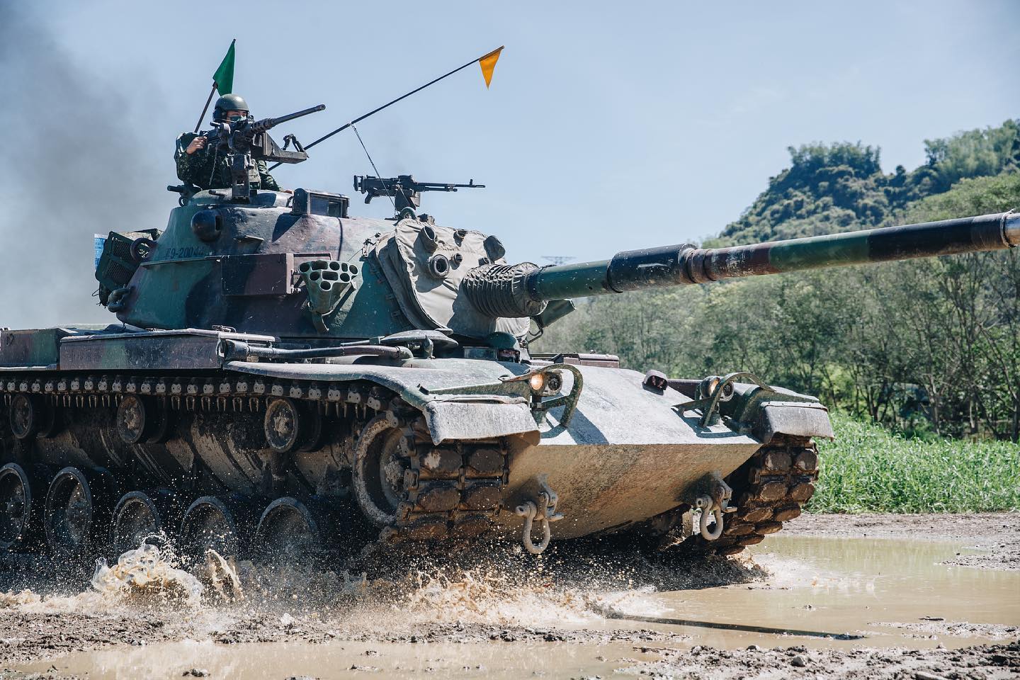 陸軍第八軍團所轄裝甲564旅今（21日）執行三軍聯訓基地戰車鑑定作業時，發生蔣姓士官及全姓士兵2人遭戰車砲塔撞擊受傷意外。（示意圖，軍聞社）