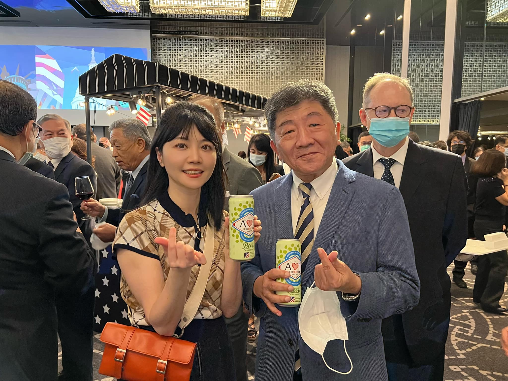 陳時中出席AIT舉辦美國獨立紀念日246週年慶祝酒會，與高嘉瑜同框合影留念。（翻攝自高嘉瑜臉書）