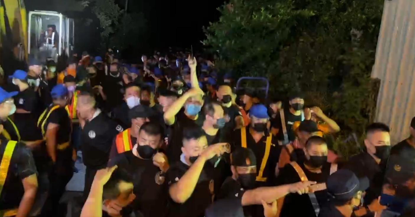 坤輿公司人士暗夜與自救會發生流血衝突,警逮捕2名現行犯。(翻攝自反坤輿事業廢棄物掩埋場自救會臉書)