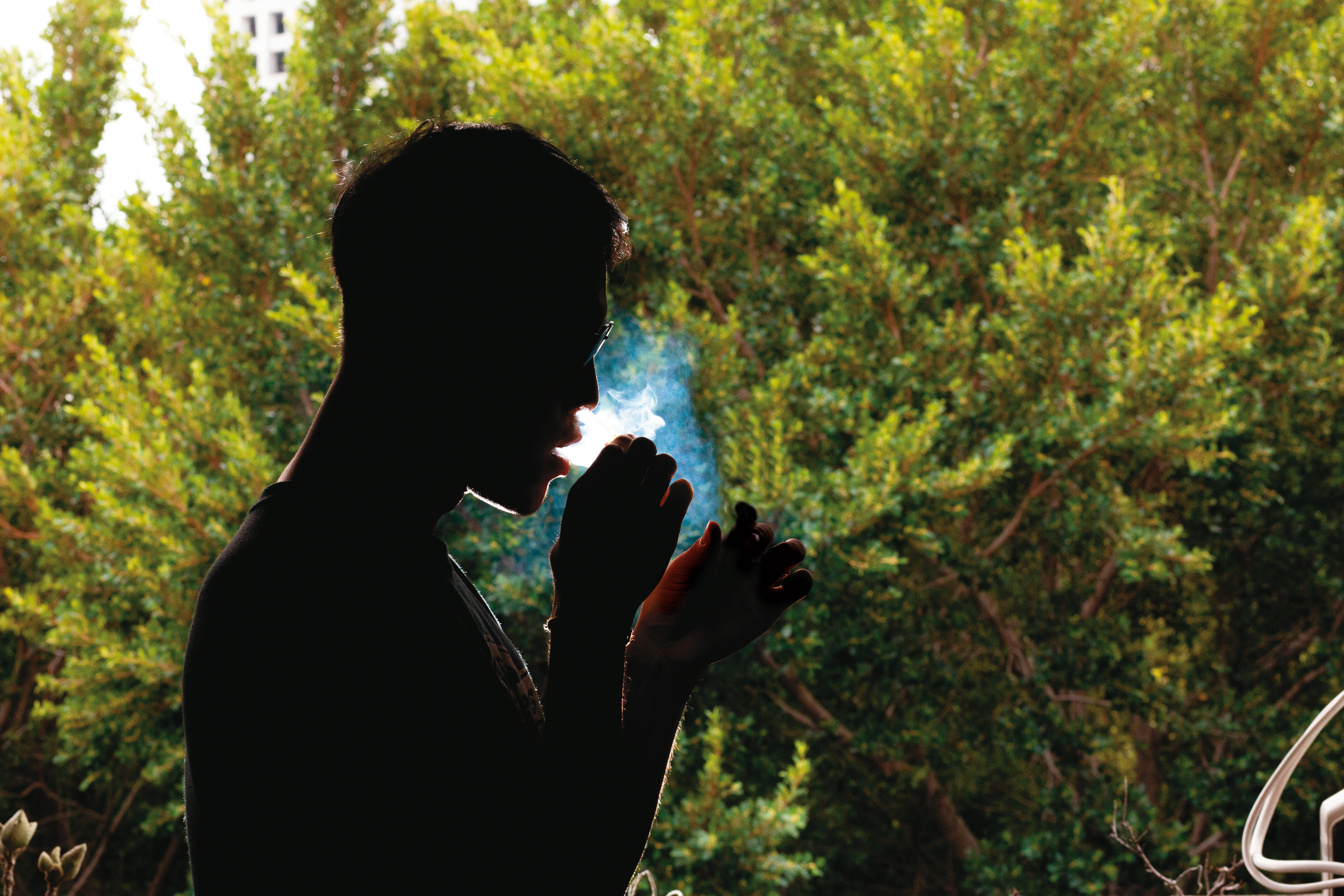 林恩正在陽台上抽菸，他生命與另一種俗稱「煙毒」的安非他命糾纏不清。