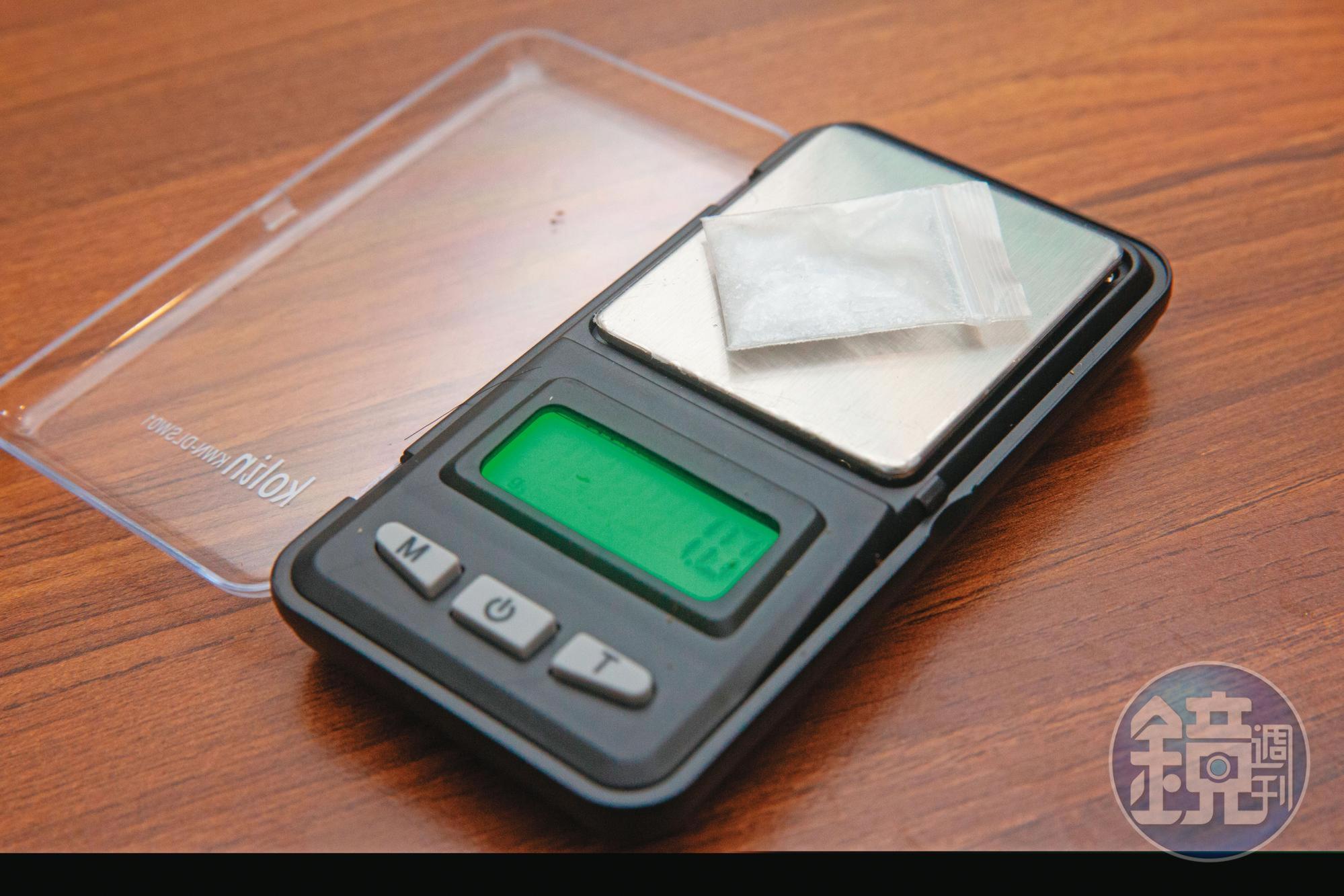 林恩備有一個像照片中的電子秤,用來秤安非他命,控制每次吸食的量。