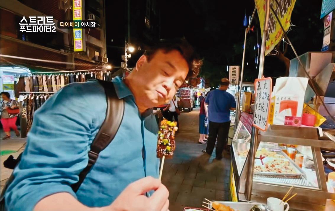 《致我的季節》團隊曾參與《街頭美食鬥士》(圖)和《一日三餐》等美食實境秀製作,對食物、戶外的拍攝細節都非常熟悉。(翻攝自tvN)
