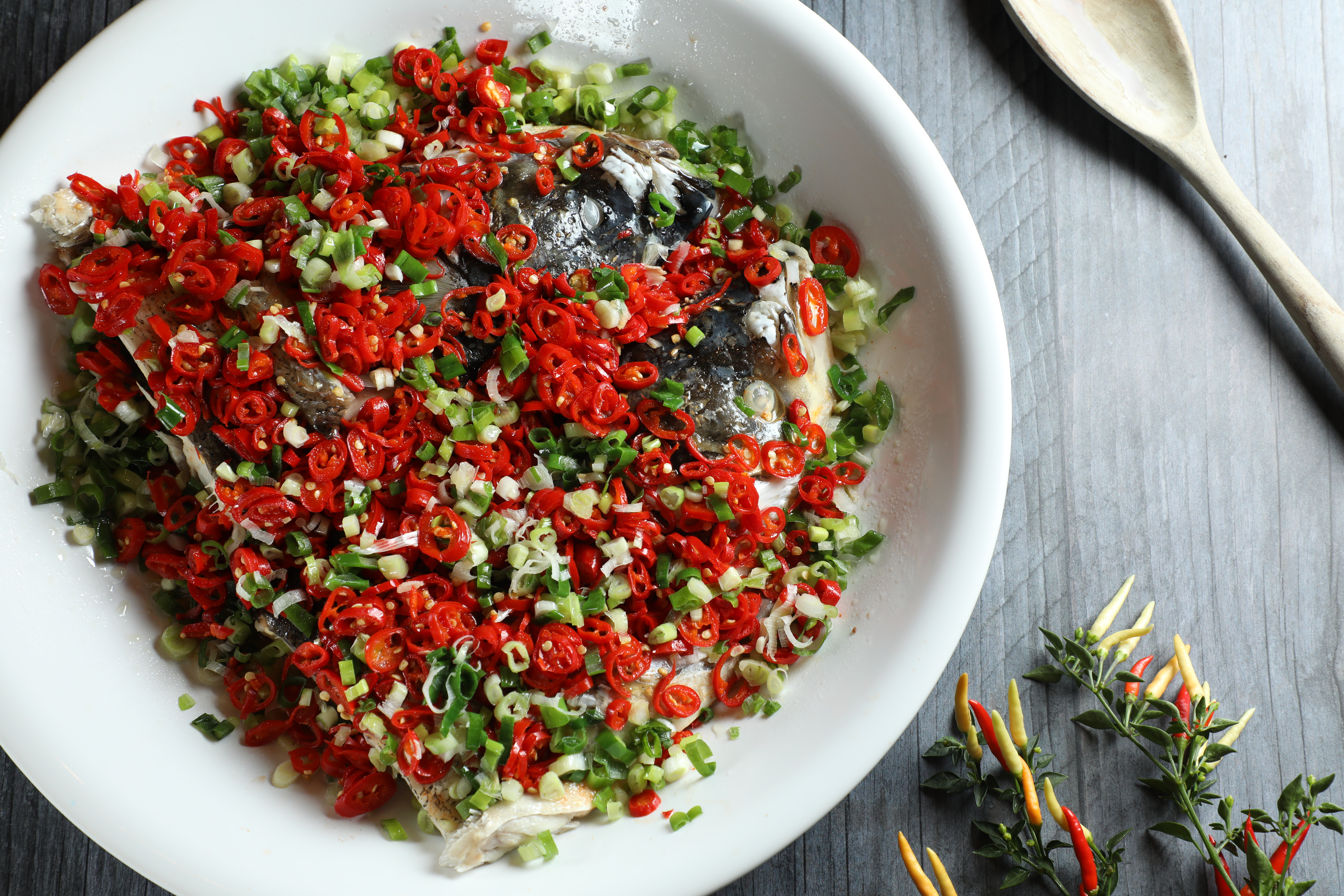 「剁椒魚頭」上桌時滿盆爭紅鬥綠，辣味之後是椒麻香，是甘甜魚味。