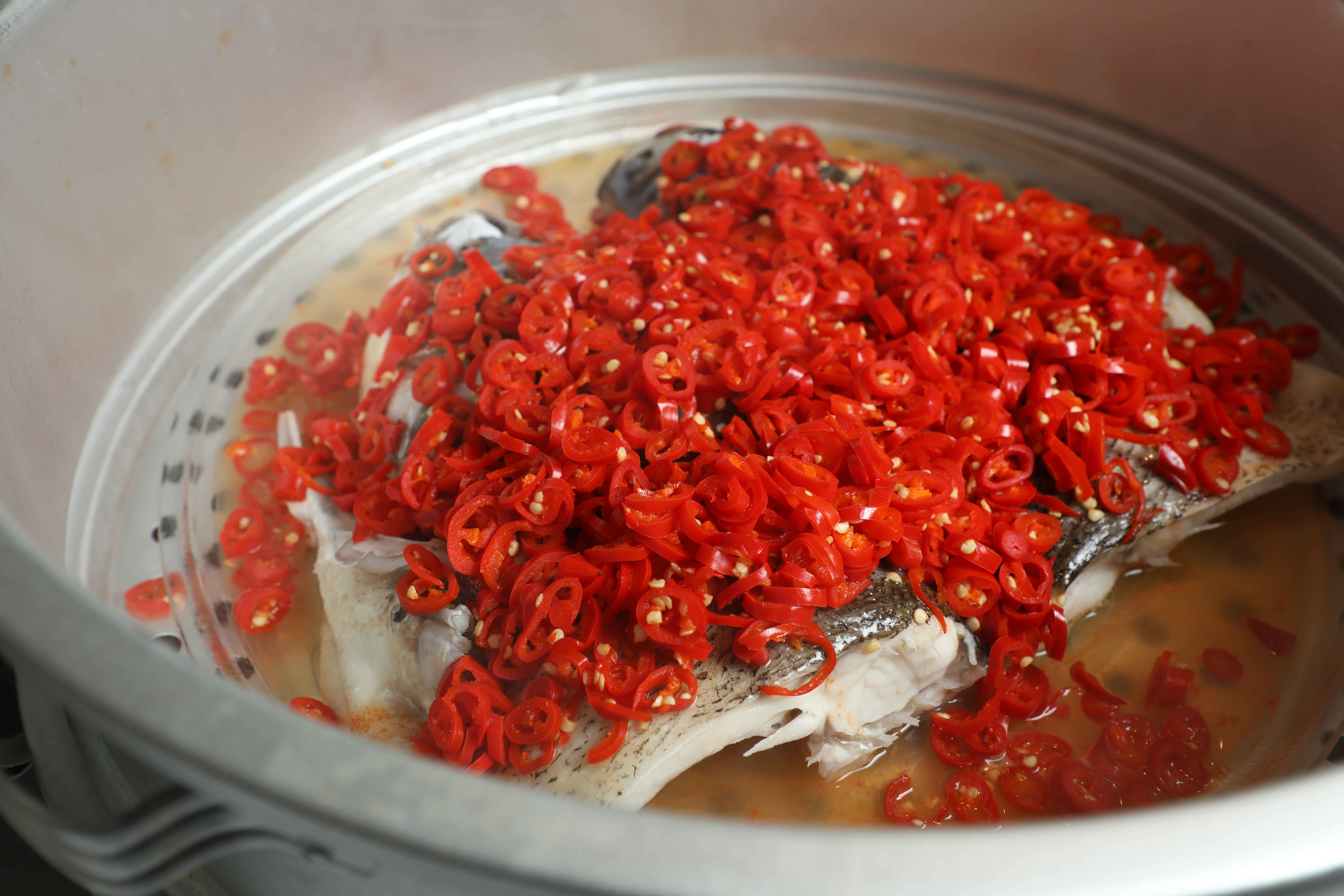 20分鐘到，魚頭已蒸熟。