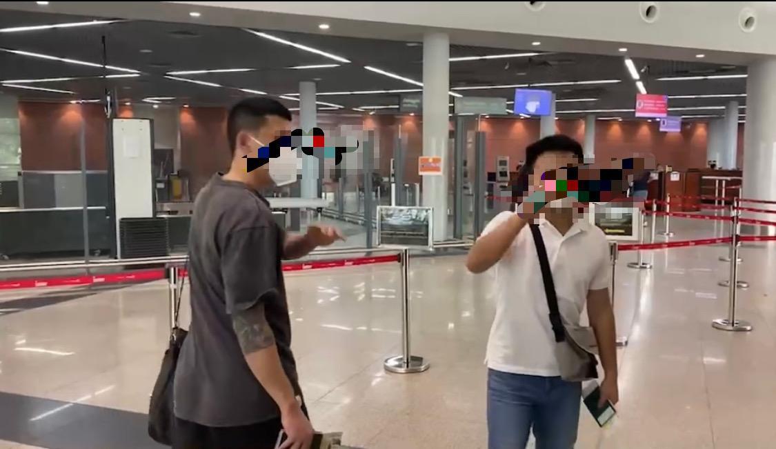 2被騙去柬埔寨打工青年，獲救後在金邊機場搭機返台。（統促黨提供）