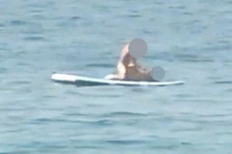 男女海上漂在衝浪板上做愛，高潮一波又一波！網驚：平衡感太強。（翻自推特）