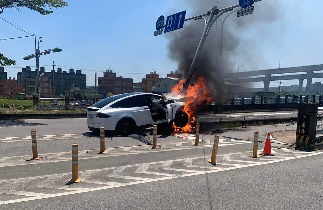 桃園一起自撞火燒車事故,經多方證實駕駛為藝人林志穎及其兒子,目前2人已送醫救治。(翻攝自記者爆料網)