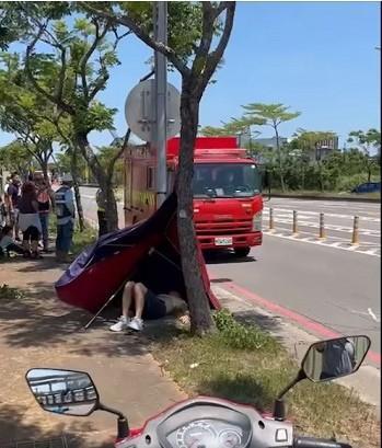 林志穎已被做初步治療，躺在路邊待送醫。（翻自5978怎樣-新聞點點看臉書）