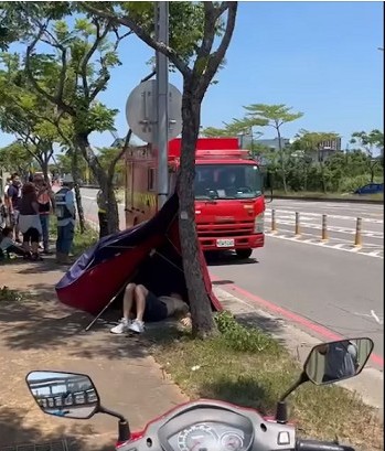 林志穎已被做初步治療，躺在路邊待送醫。（翻自5978怎樣-新聞點點看臉書）