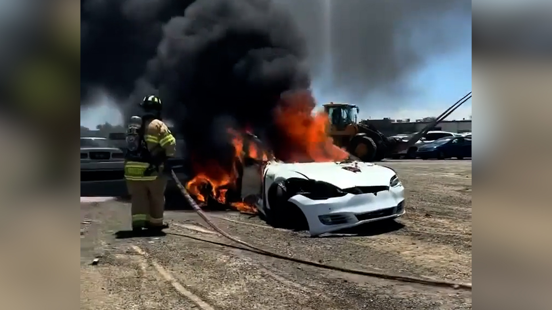 特斯拉燒起來難撲滅！影片太驚悚。（翻自USA TODAY畫面）