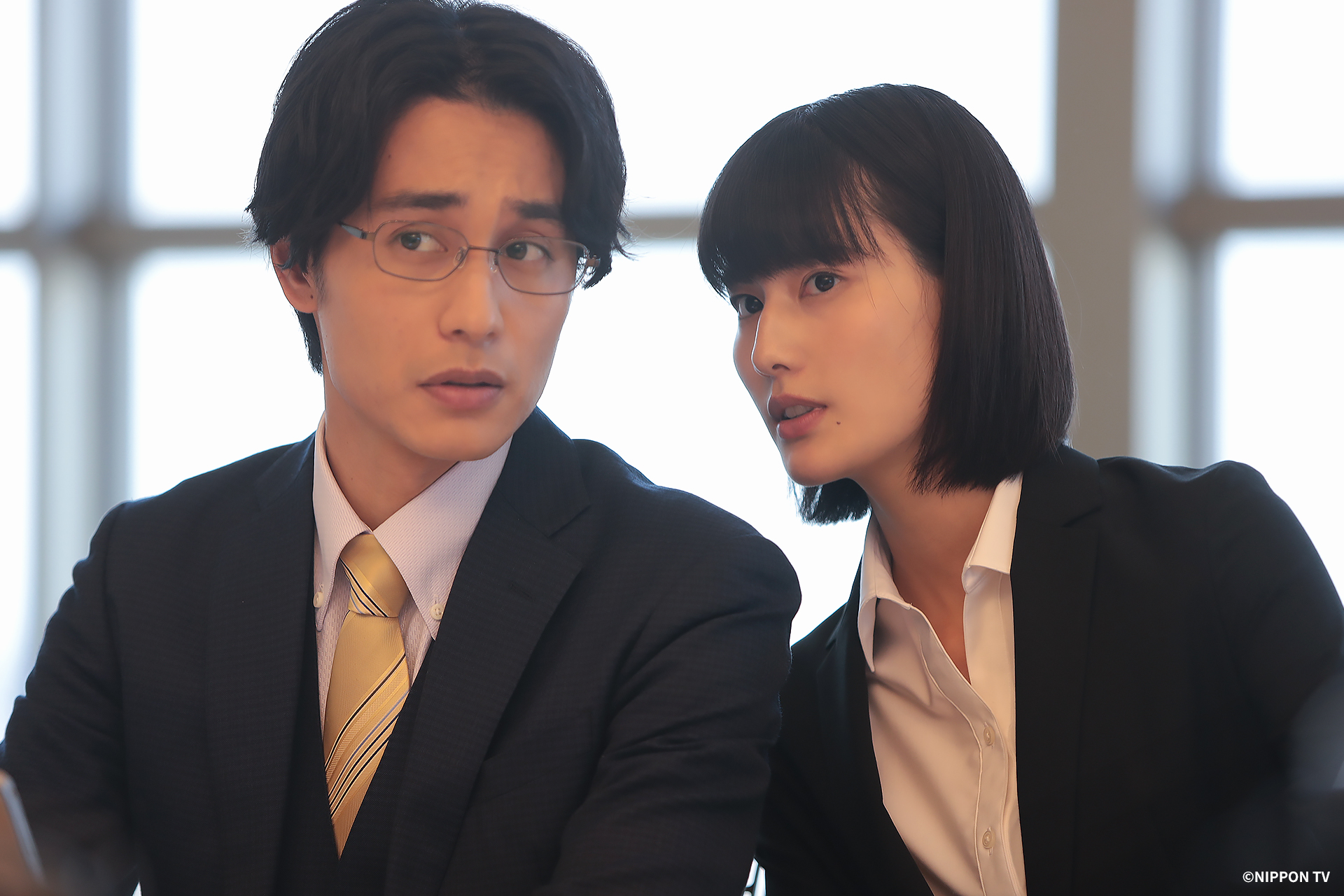 橋本愛首集造型多變，從神仙教母、熱血教師再到性感家教，甚至還有電梯小姐。（friDay影音提供）