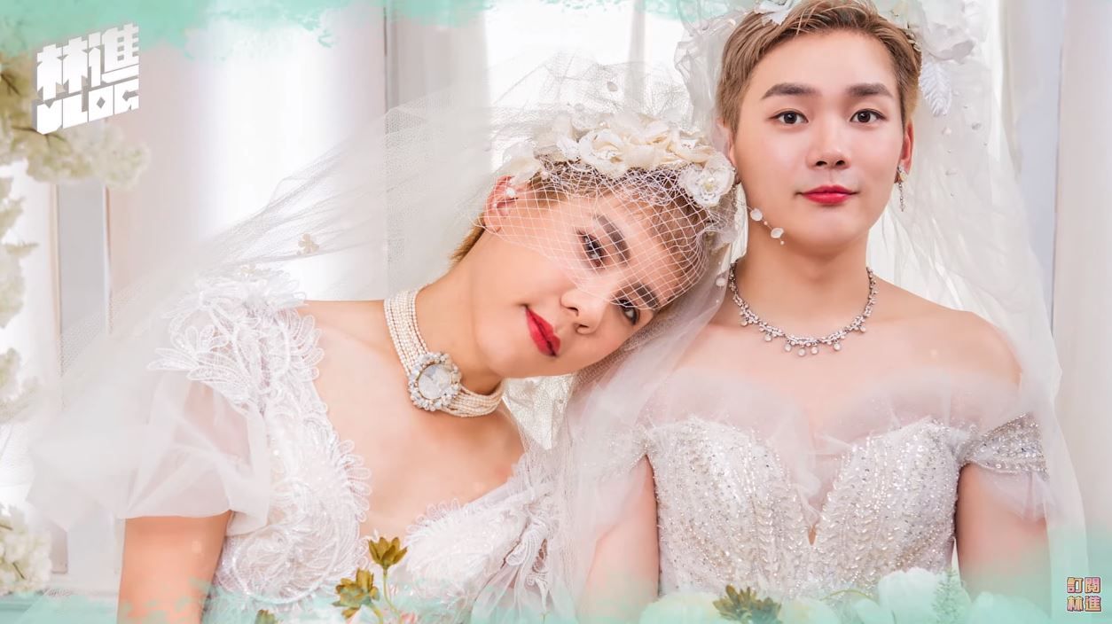 林進（左）和男友（右）穿上浪漫白紗拍攝婚紗照。（翻攝自林進臉書）