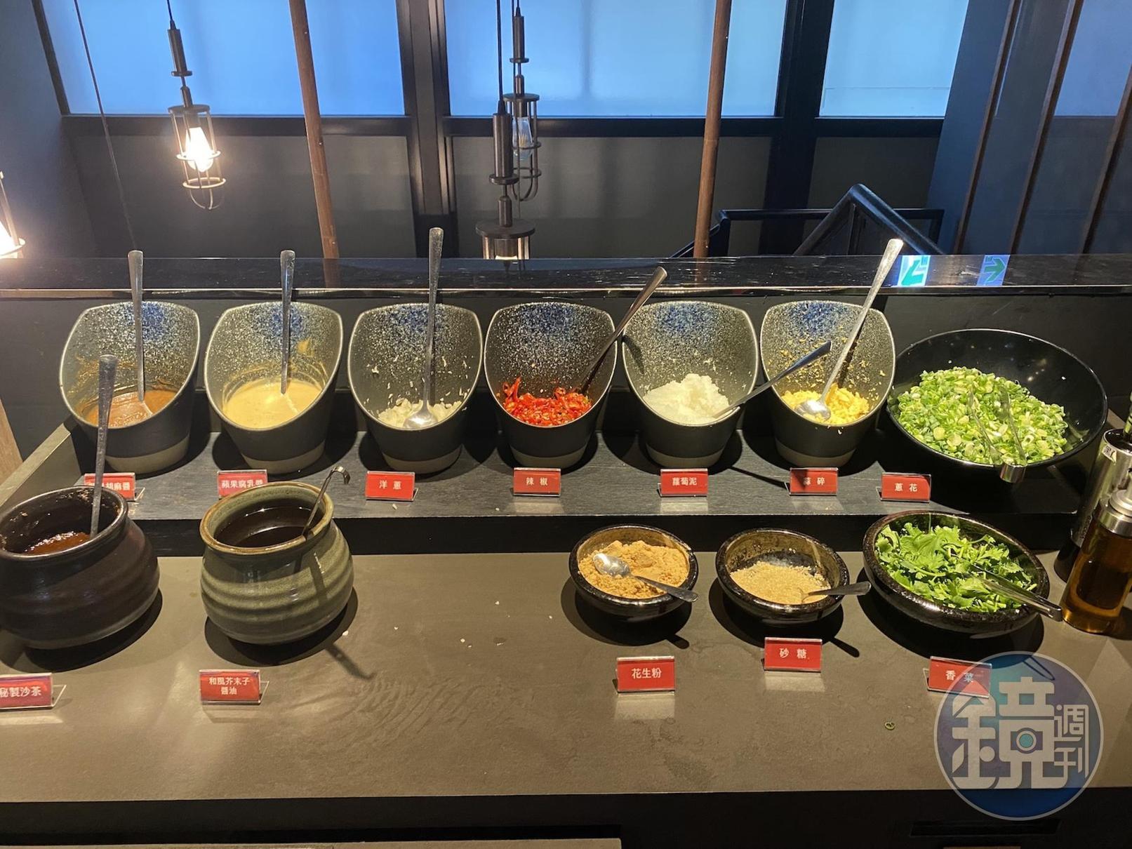 醬料有台式、和風、東北風味等選項，可依個人口味混搭。