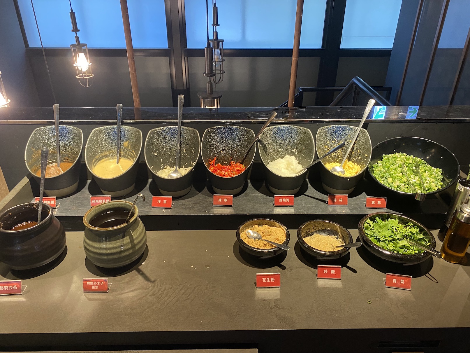 醬料有台式、和風、東北風味等選項，可依個人口味混搭。