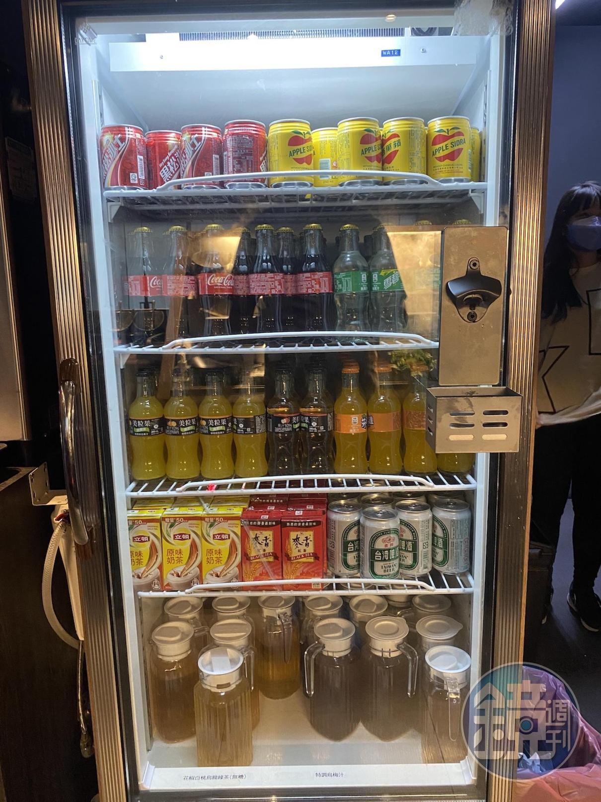 飲料也非常見的可樂機，而是提供罐裝、瓶裝自取。