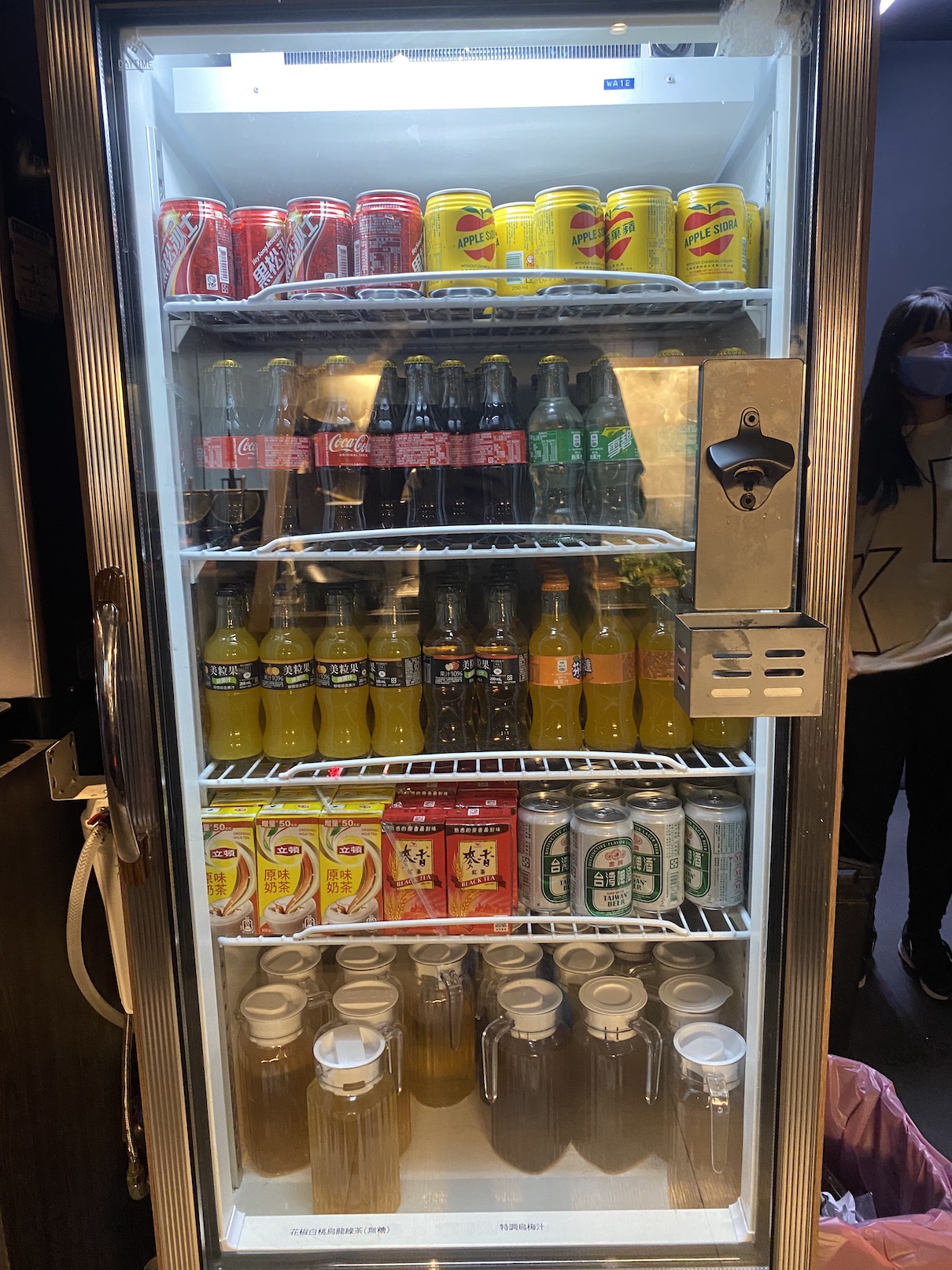 飲料也非常見的可樂機，而是提供罐裝、瓶裝自取。