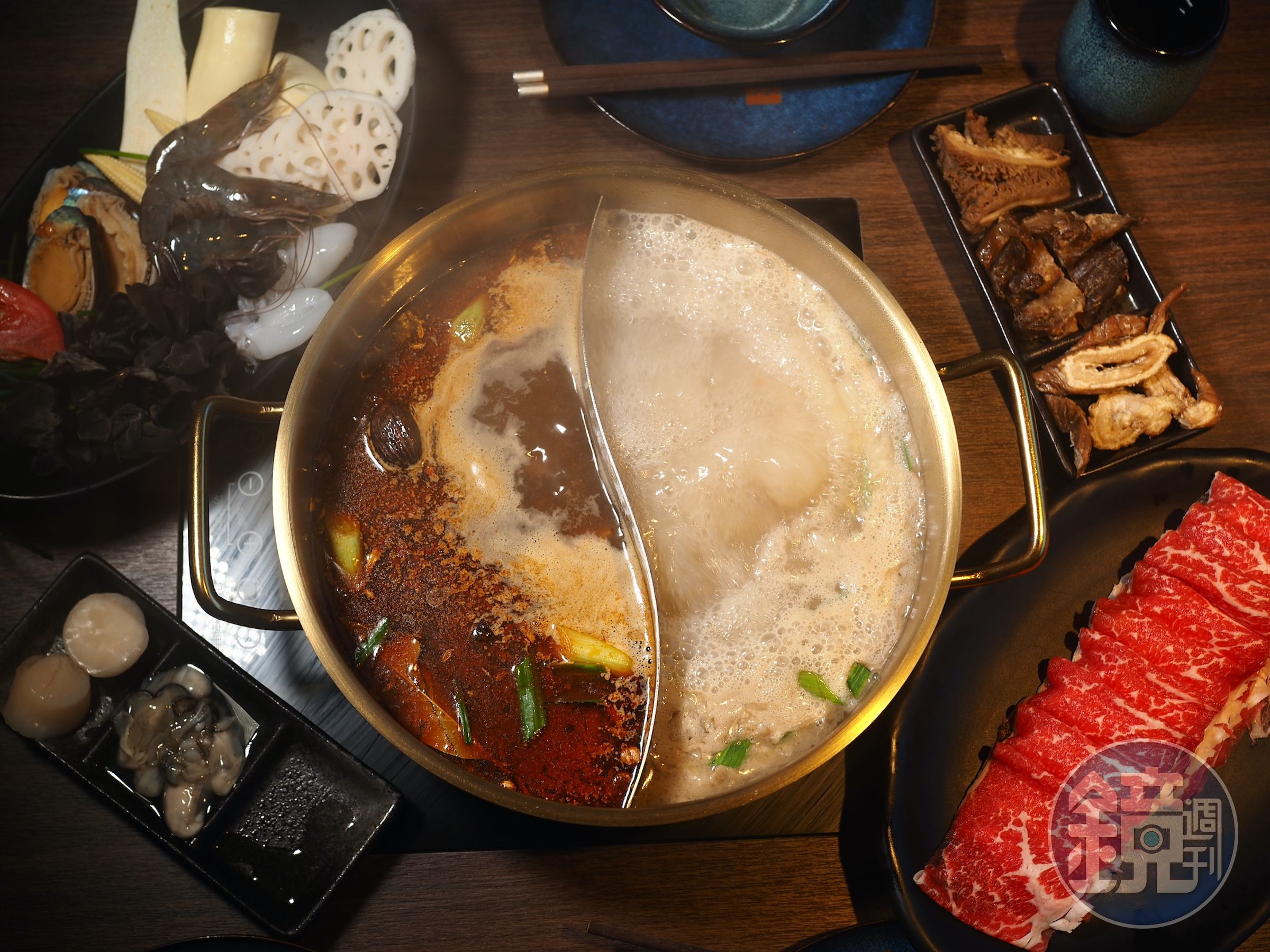 涮辛酸是麻辣和酸白菜的鴛鴦湯底，湯頭底蘊溫潤，連麻辣湯都可以喝。