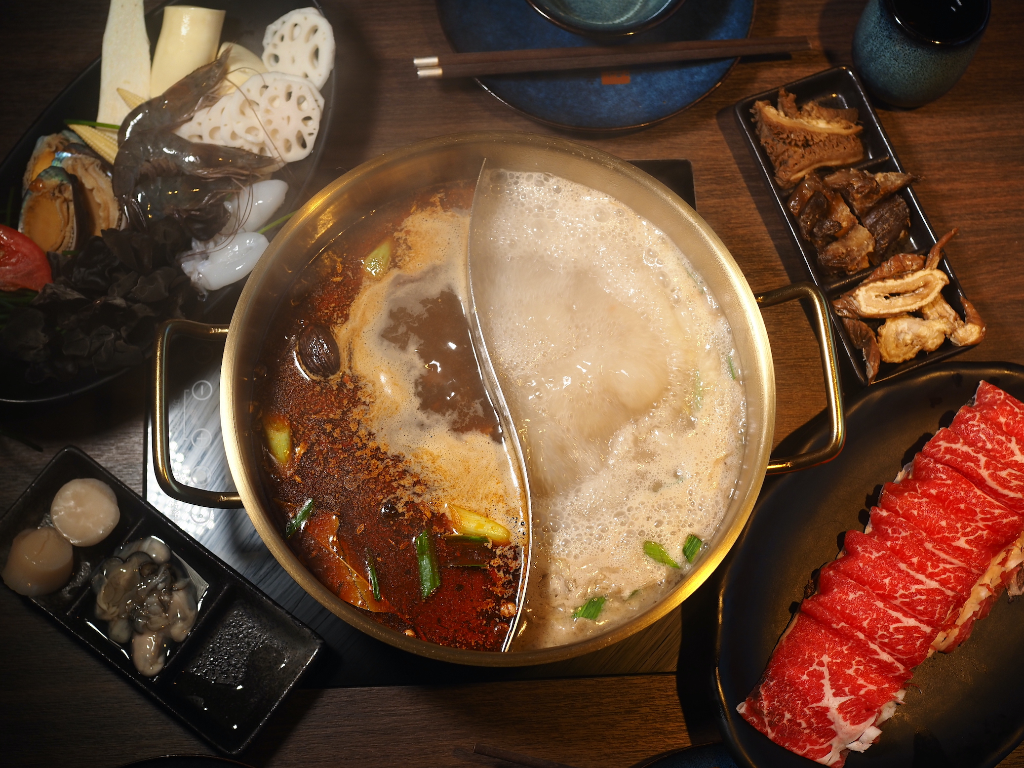 涮辛酸是麻辣和酸白菜的鴛鴦湯底，湯頭底蘊溫潤，連麻辣湯都可以喝。