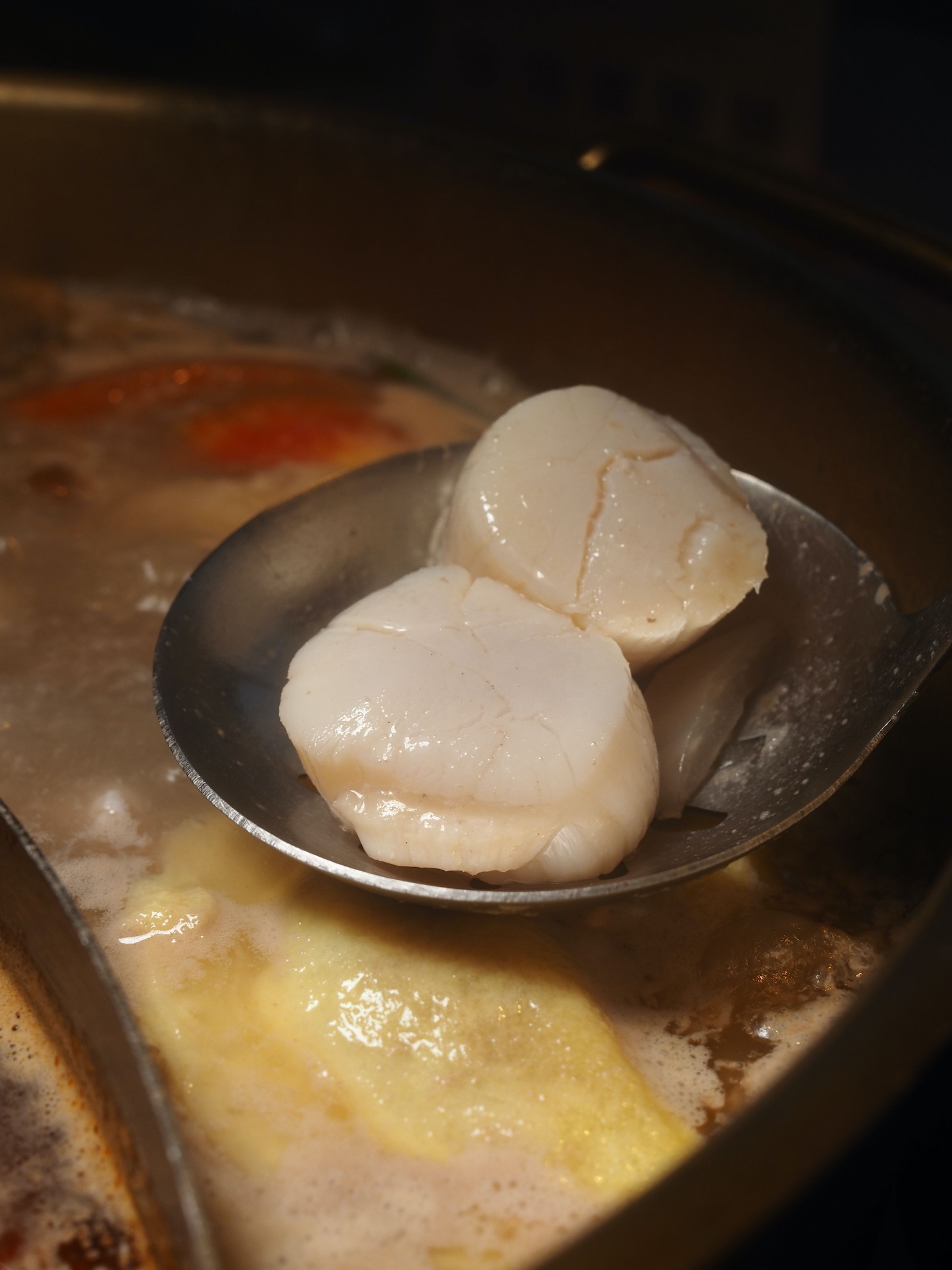 酸白菜湯適合涮干貝這類重視原味的海鮮。