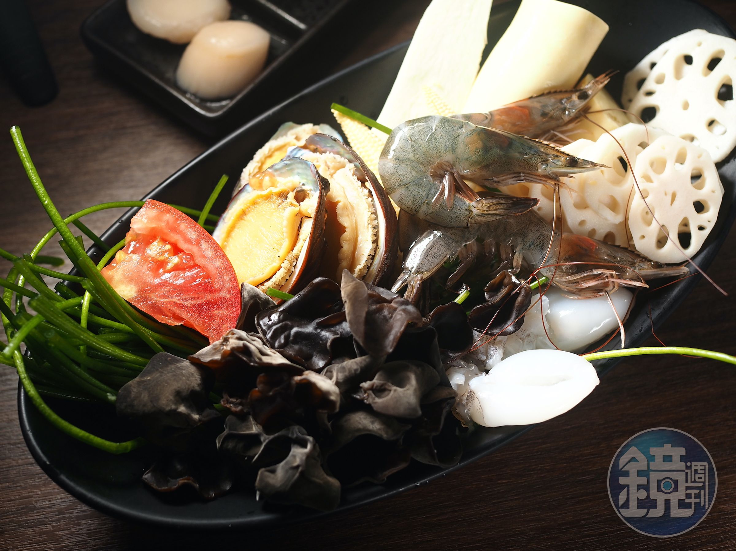 自助菜盤還能夾到鮑魚、白蝦等海鮮。