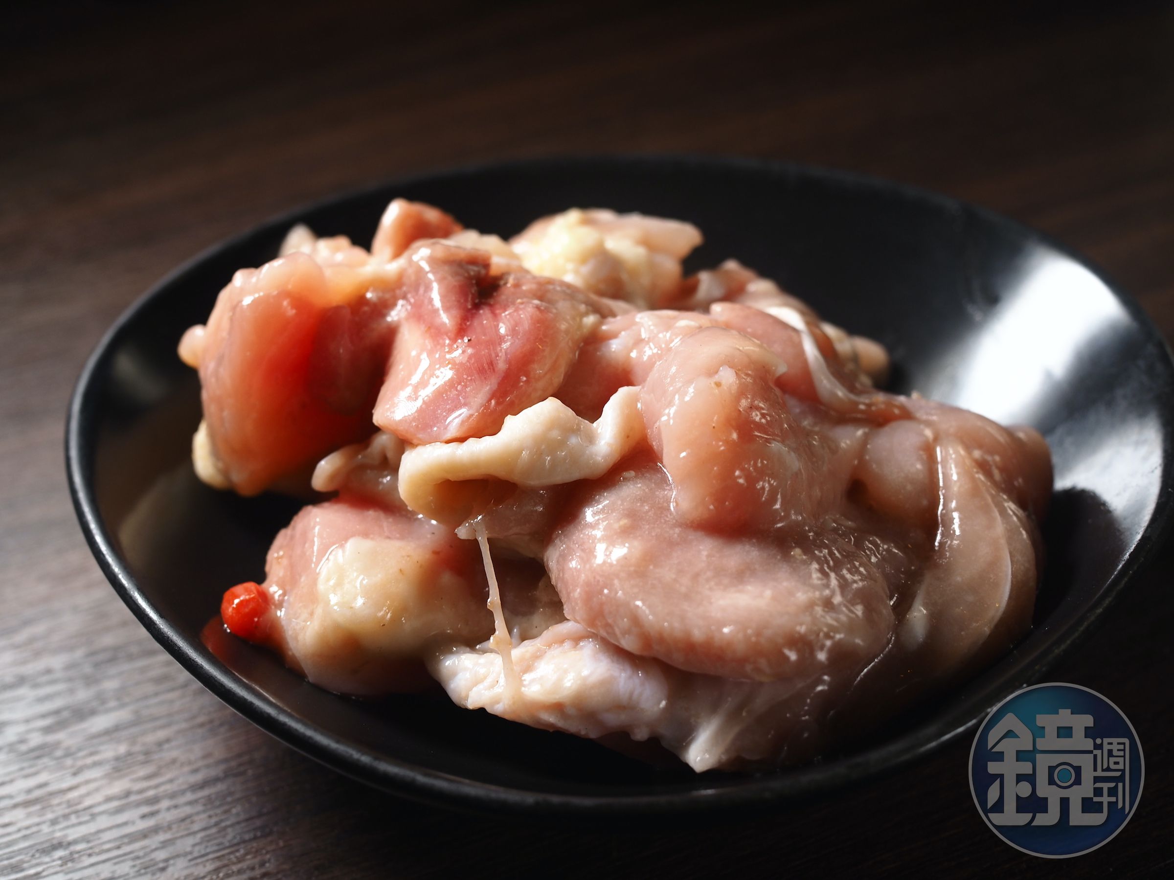 「吟釀清酒雞」酒香深入雞腿肉，大塊過癮。