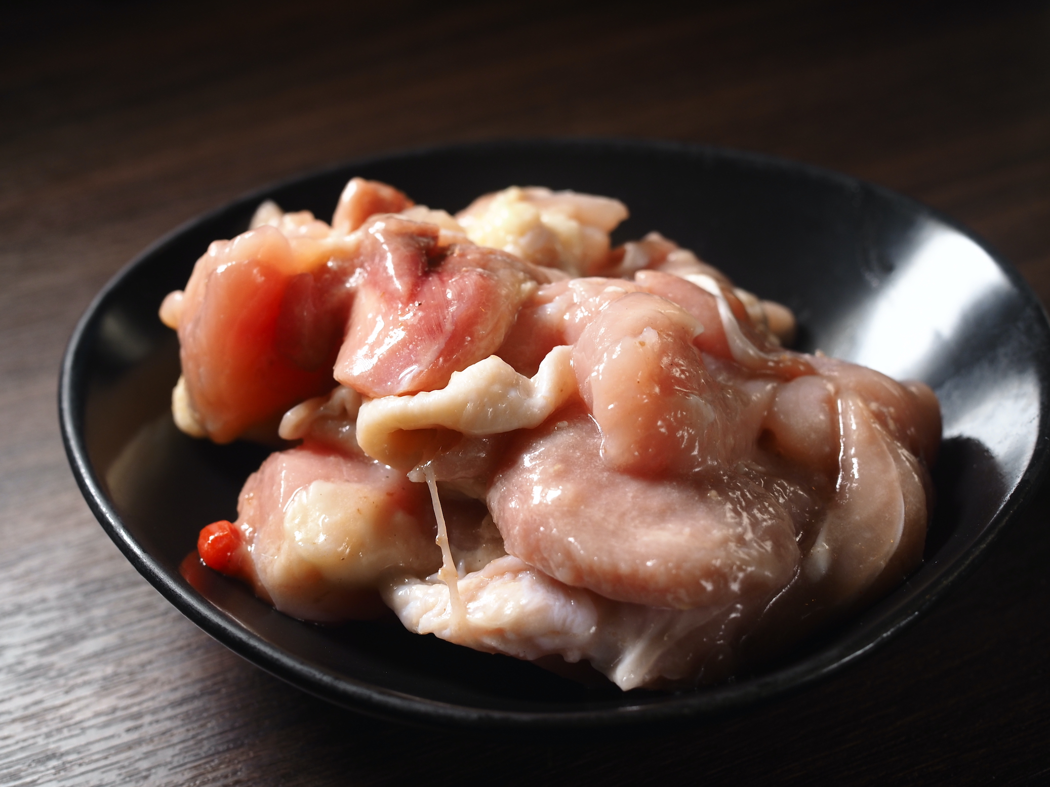 「吟釀清酒雞」酒香深入雞腿肉，大塊過癮。