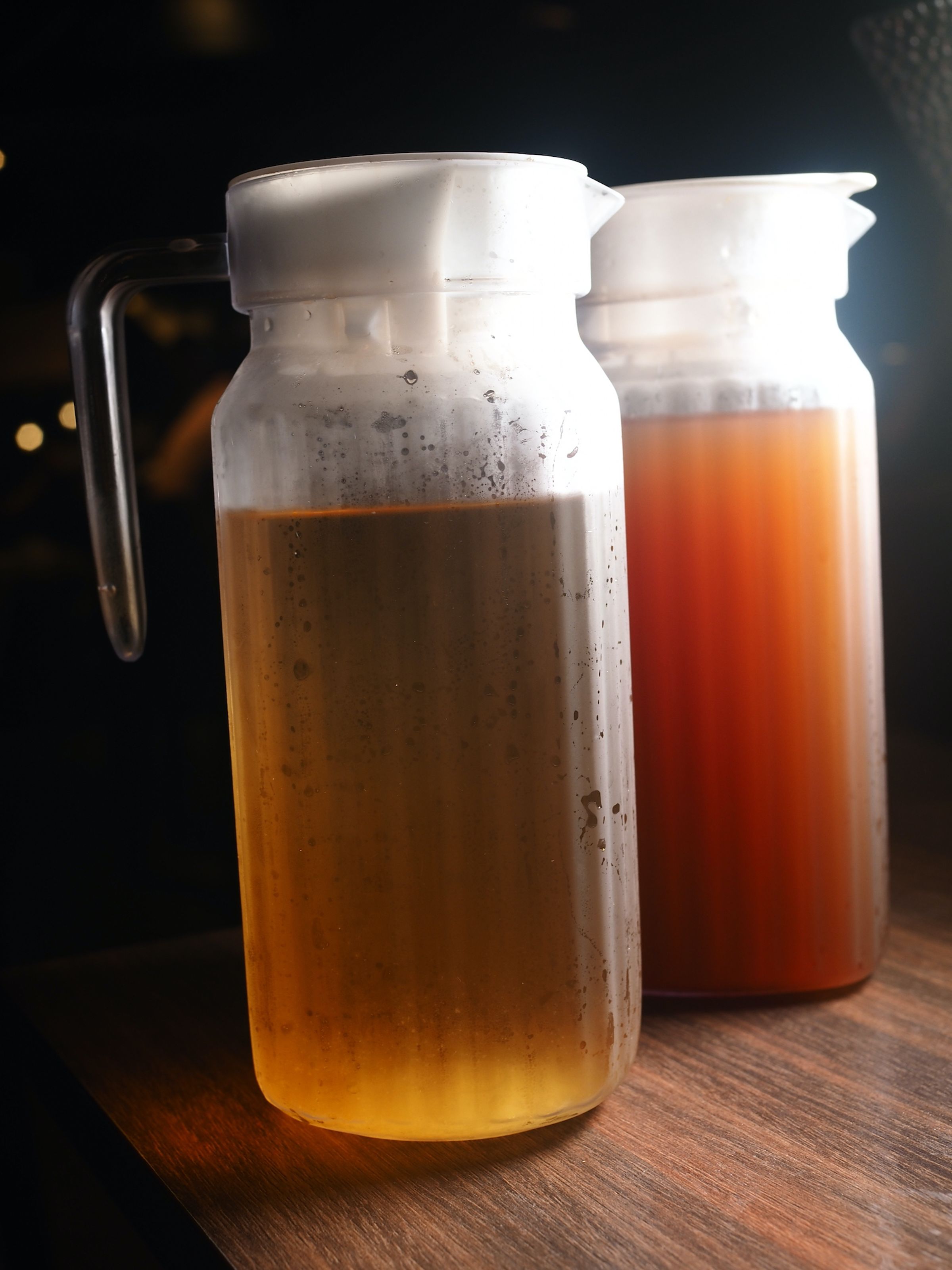 壺裝飲料有「花椒白桃烏龍綠茶（無糖）」（左）和「特調烏梅汁」可選，也是喝到飽。