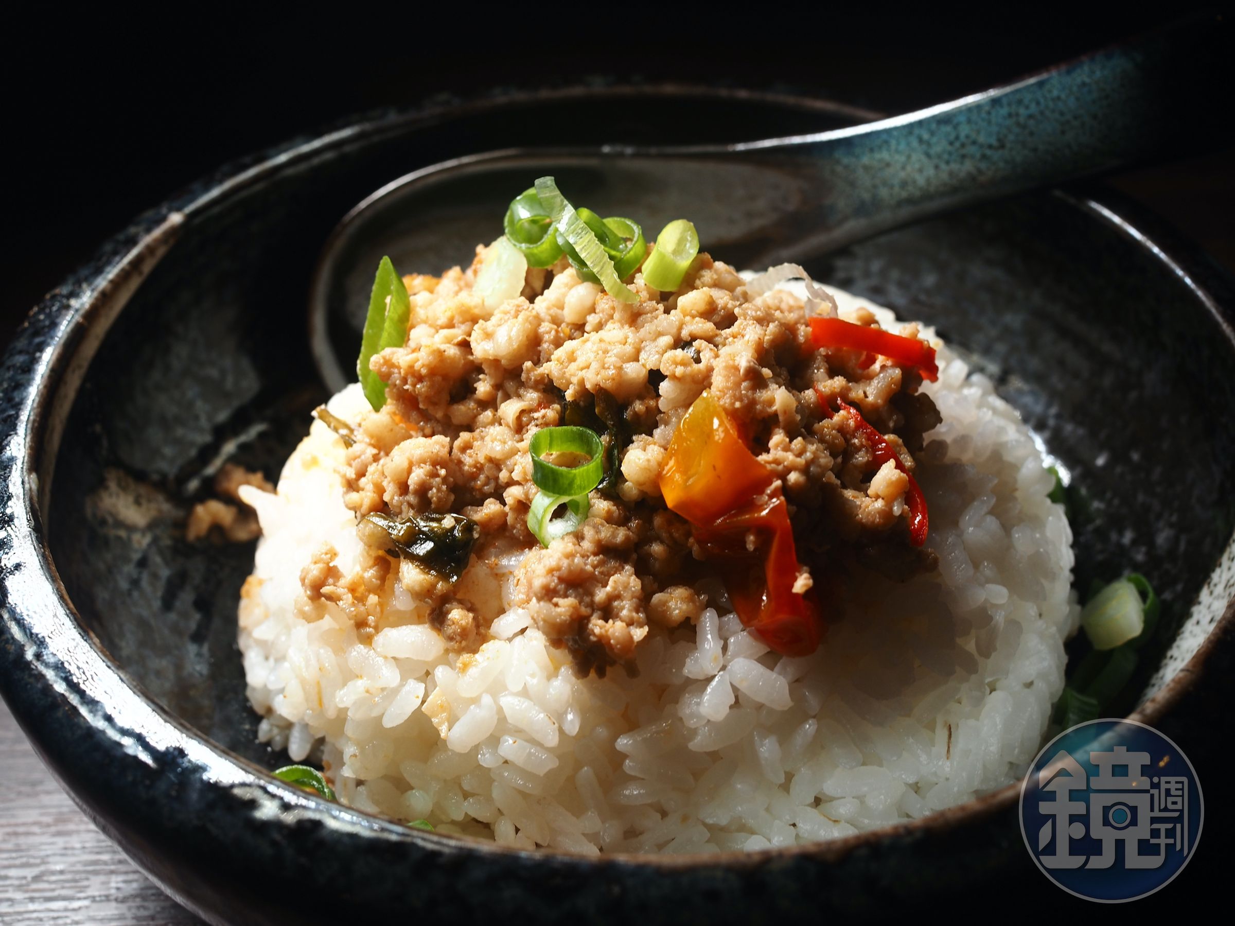 除了白飯、麵條、烏龍麵，主食還可選「辛酸打拋豬蓋飯」，分量十足。