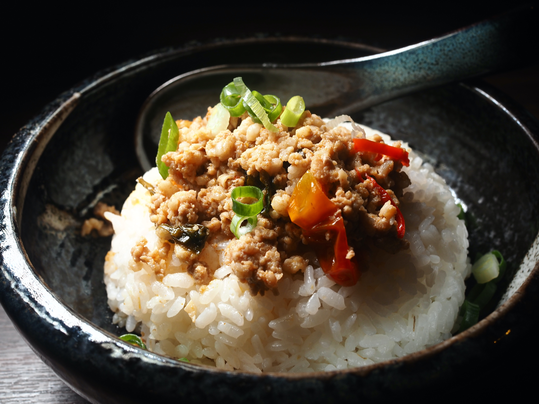 除了白飯、麵條、烏龍麵，主食還可選「辛酸打拋豬蓋飯」，分量十足。