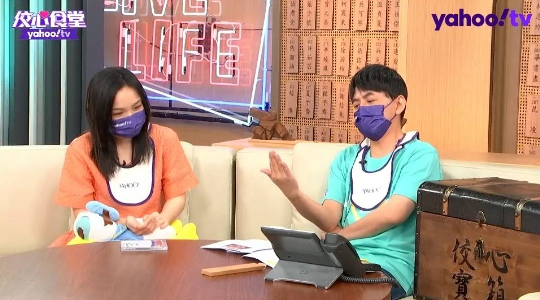 黃子佼(右)裝出岳父模樣,宣布徐佳瑩(左)兒子可以當女婿。(Yahoo TV提供)