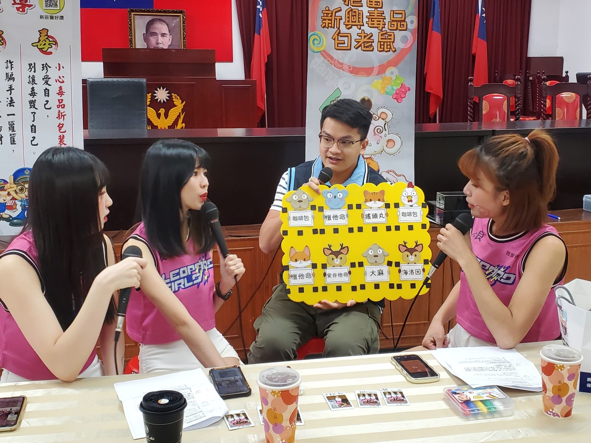 為了加強年輕族群在網路上的警覺性，新莊分局游警務員特別介紹幾種常見新興毒品的代號，提醒大家避免上當。（左起：吉拿、諺諺、新莊分局游警務員、語萱，浪Live提供）