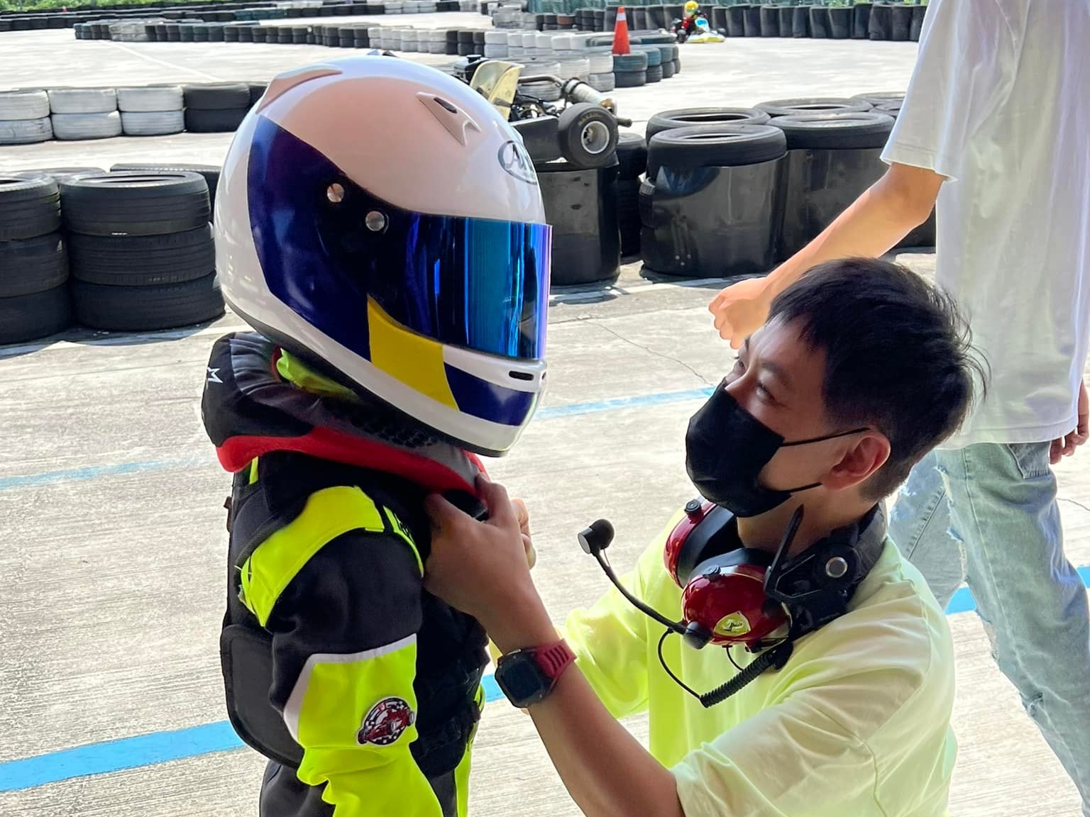 林志穎（右）撞車時，穿的是同一件黃色衣服。（翻攝林志穎臉書）