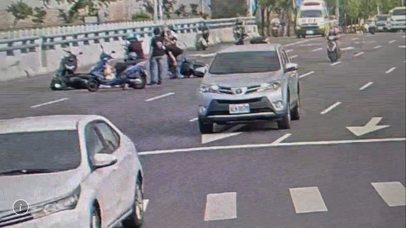 車禍發生後,多名熱心民眾將機車擋在事故現場前避免追撞。(翻攝畫面)