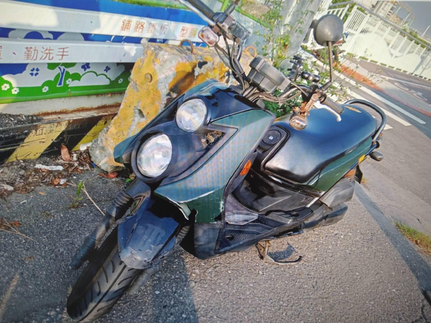 曾男煞車不及追撞前車，自己車輛也多處毀損。（翻攝畫面）