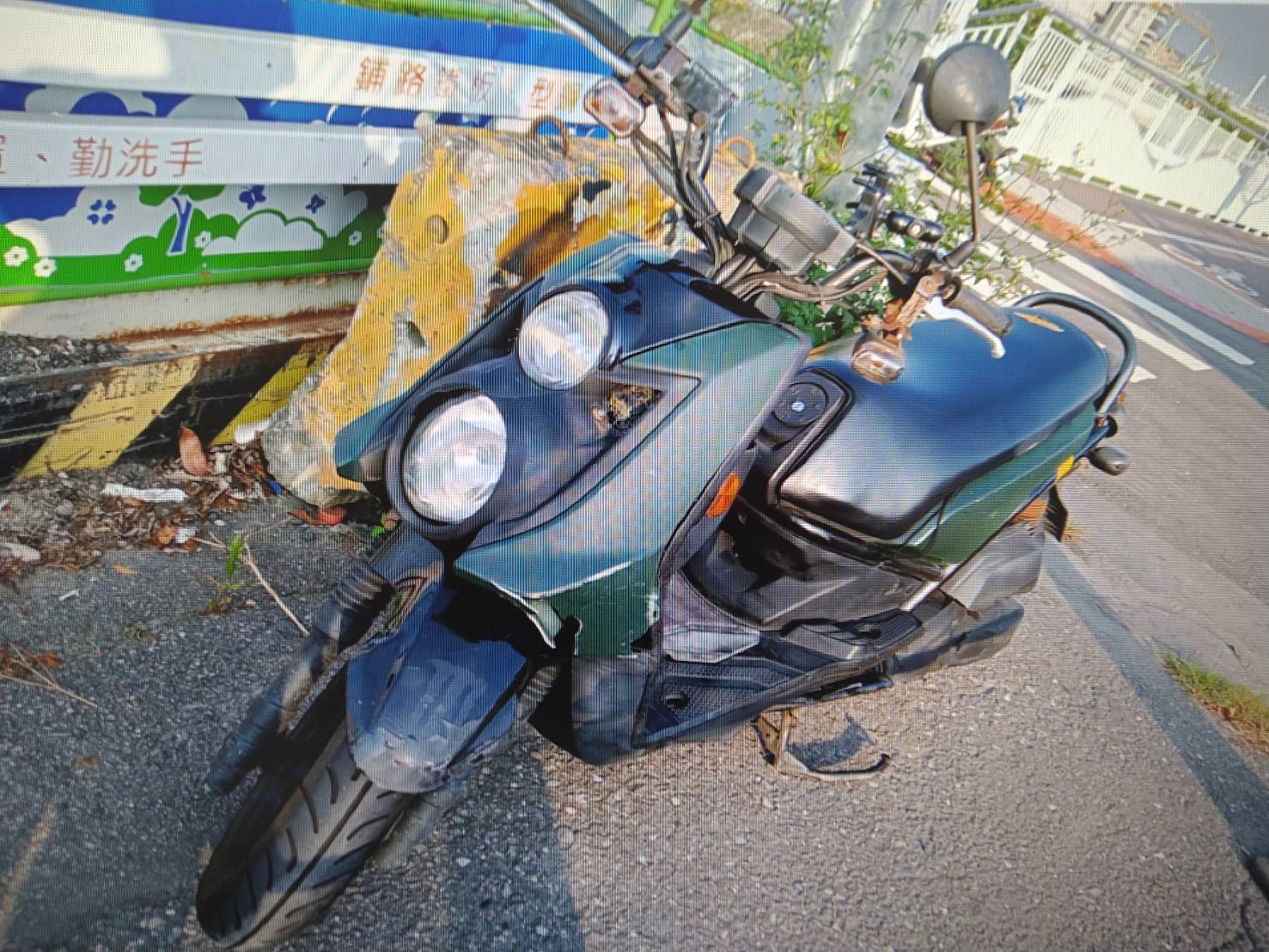 曾男煞車不及追撞前車,自己車輛也多處毀損。(翻攝畫面)