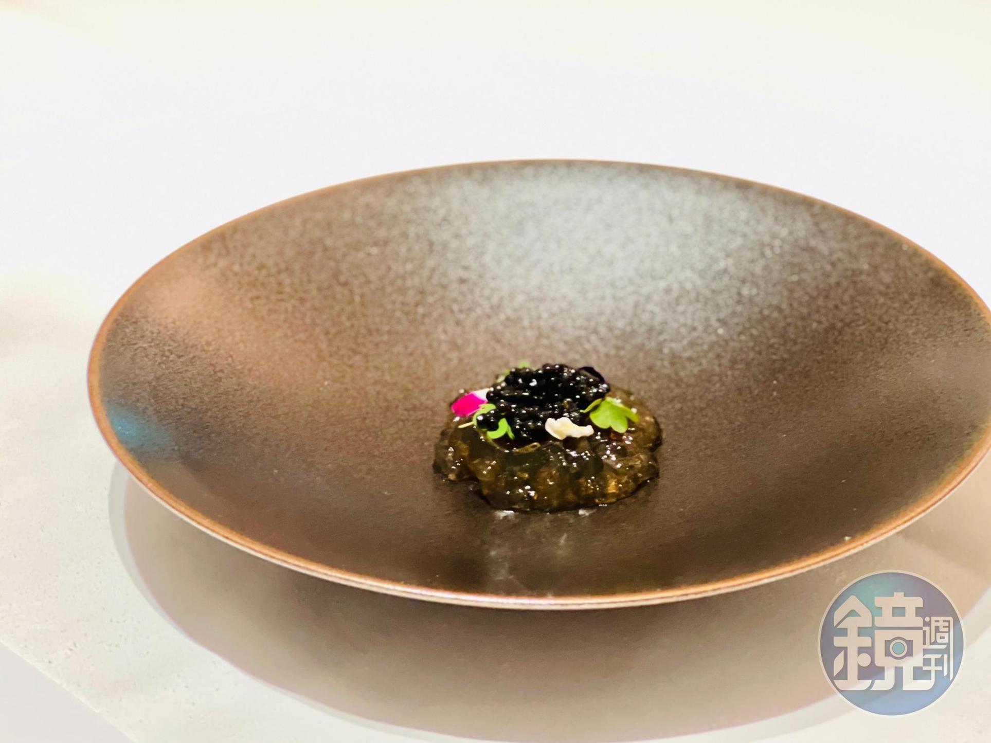 「牛肉澄清湯 魚子醬」以凝凍的方式呈現。