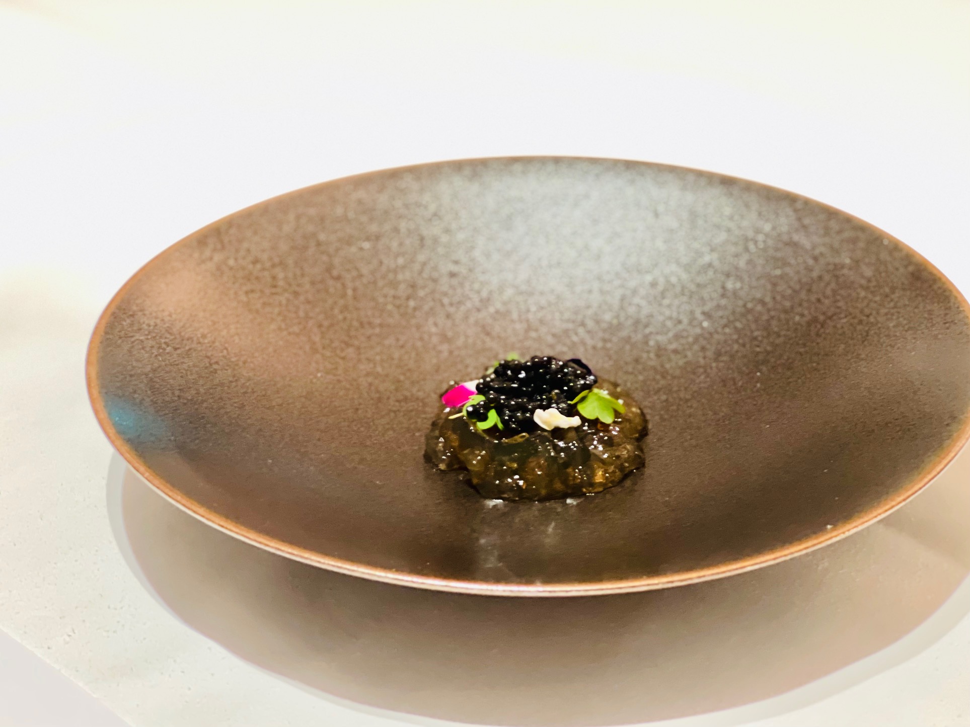 「牛肉澄清湯 魚子醬」以凝凍的方式呈現。