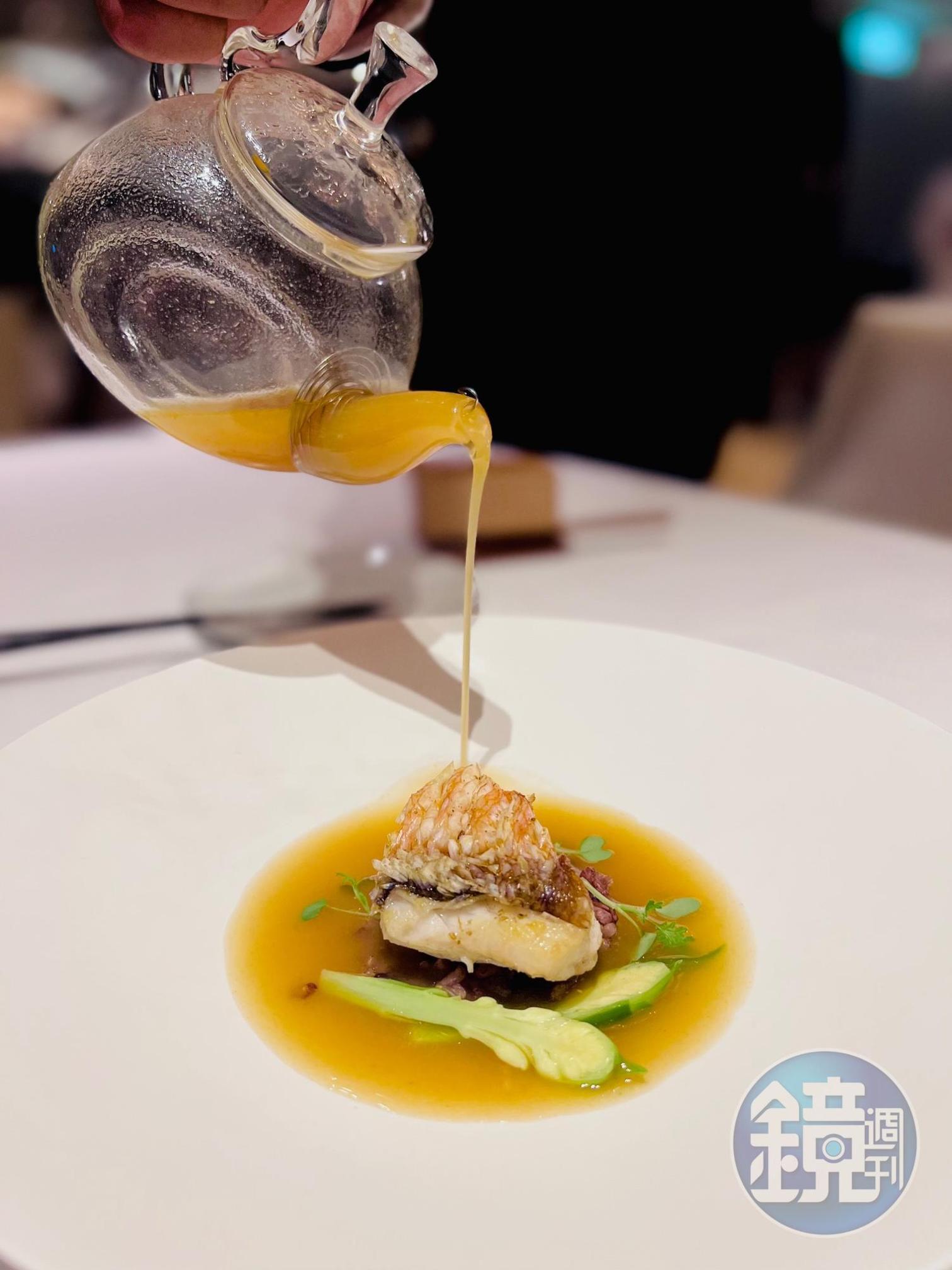 「季節魚湯」以傳統馬頭魚立鱗燒表現，澆淋上高湯。
