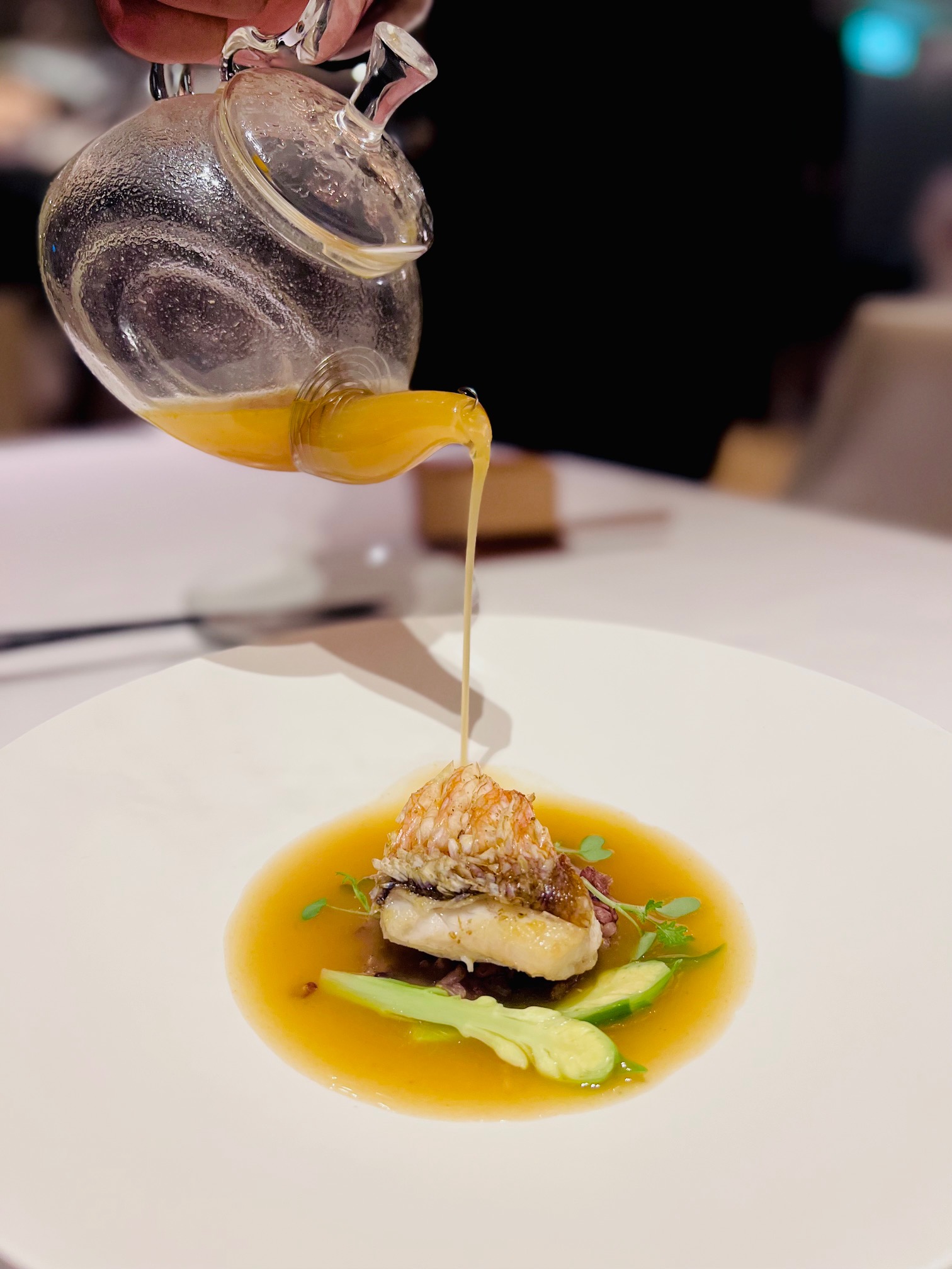 「季節魚湯」以傳統馬頭魚立鱗燒表現，澆淋上高湯。