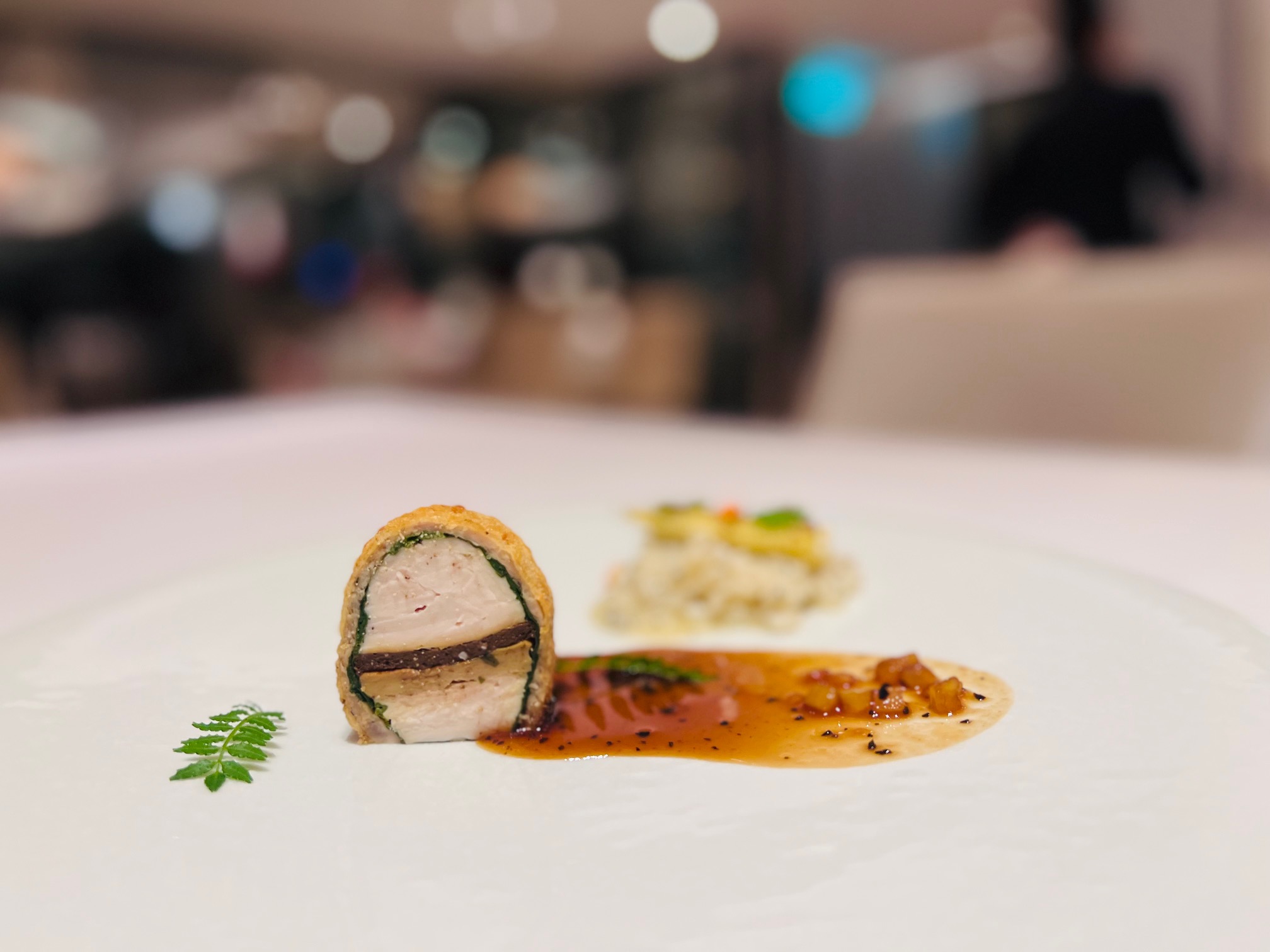 主菜「珠雞」是高山英紀2015年獲得包庫斯廚藝比賽（ Bocuse d'Or ）第5名作品。